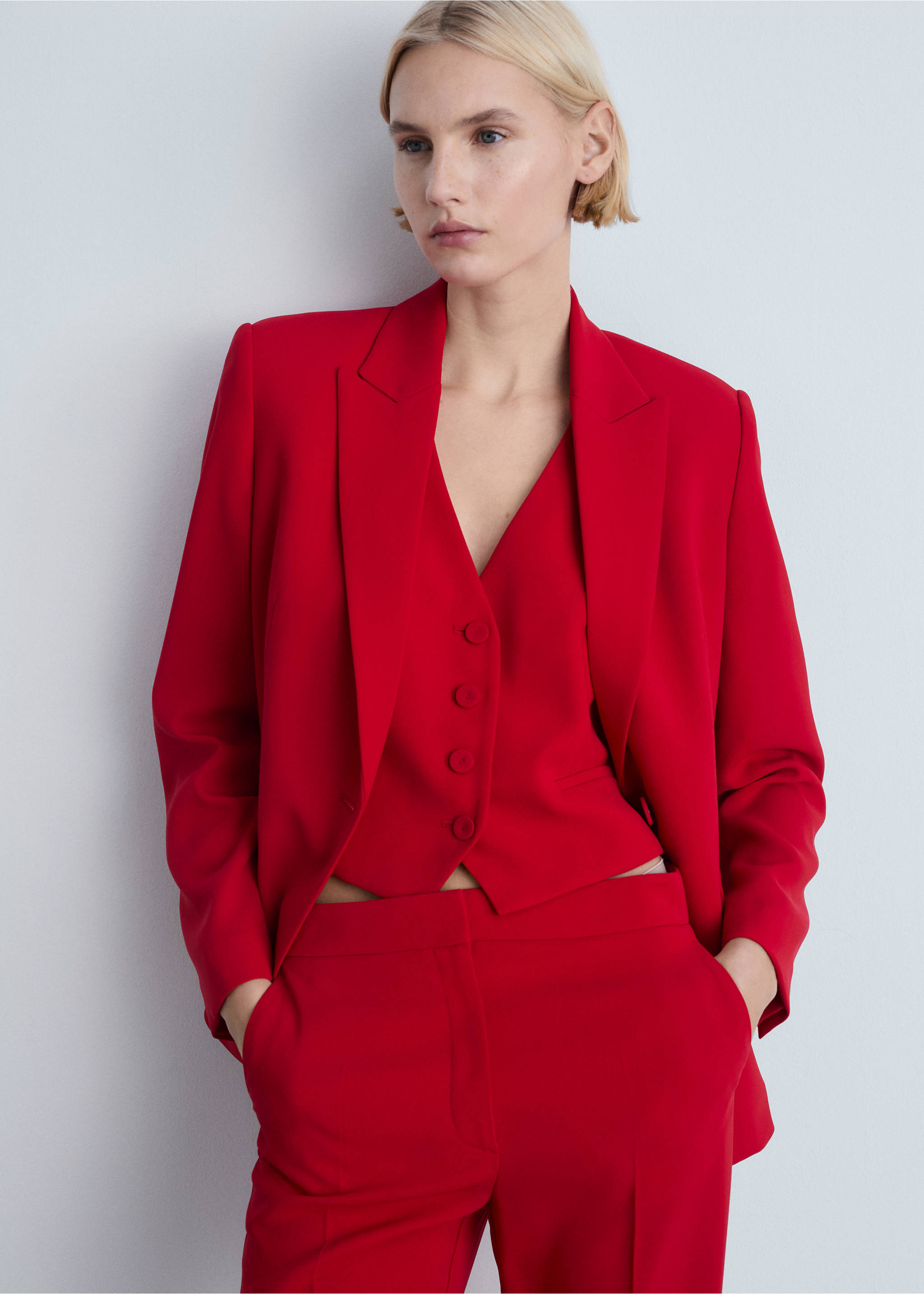 Suit waistcoat with buttons - Details of the article 2, Red. Ref: 87091518-00.