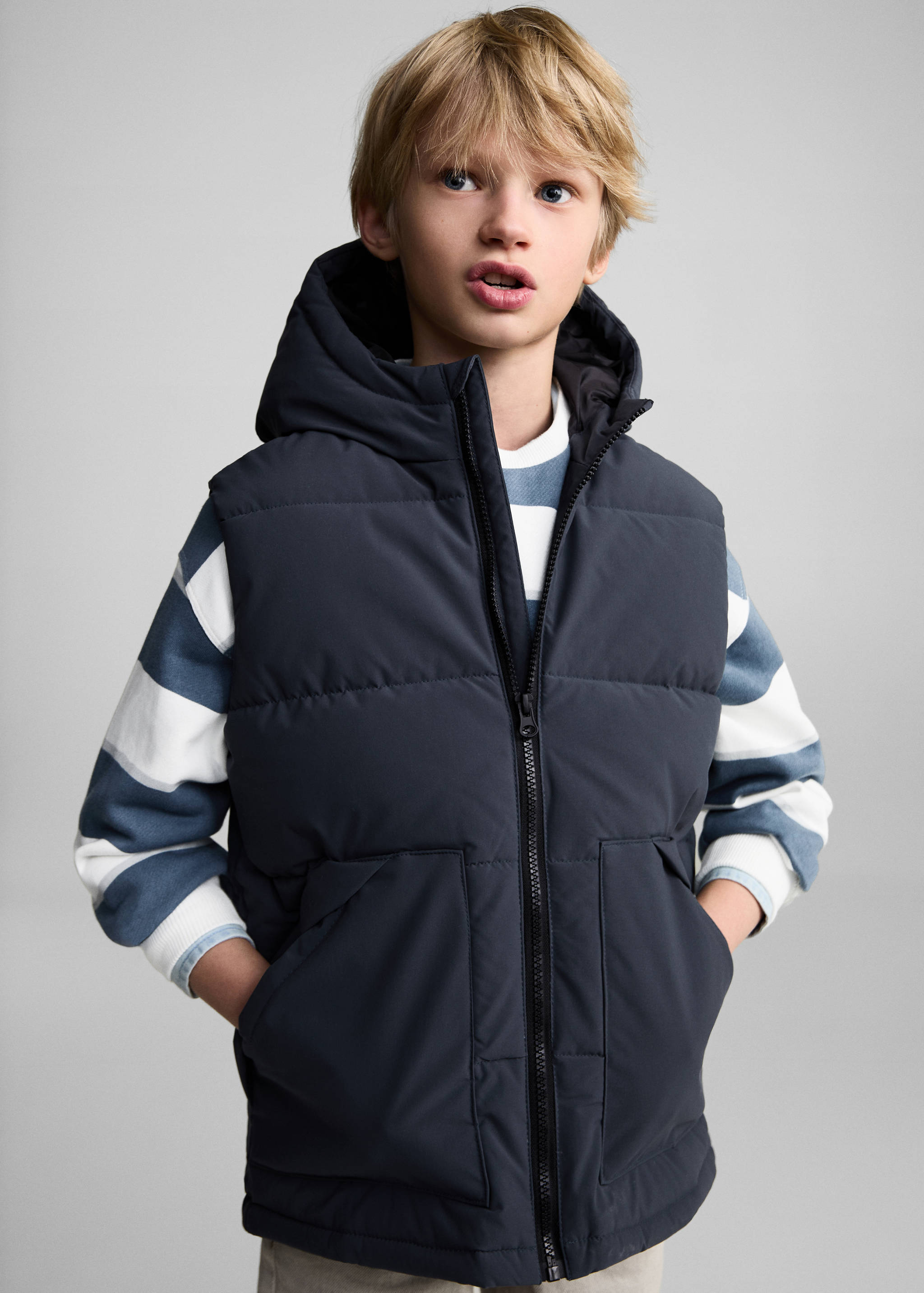 Gilet matelassé à capuche - Plan moyen