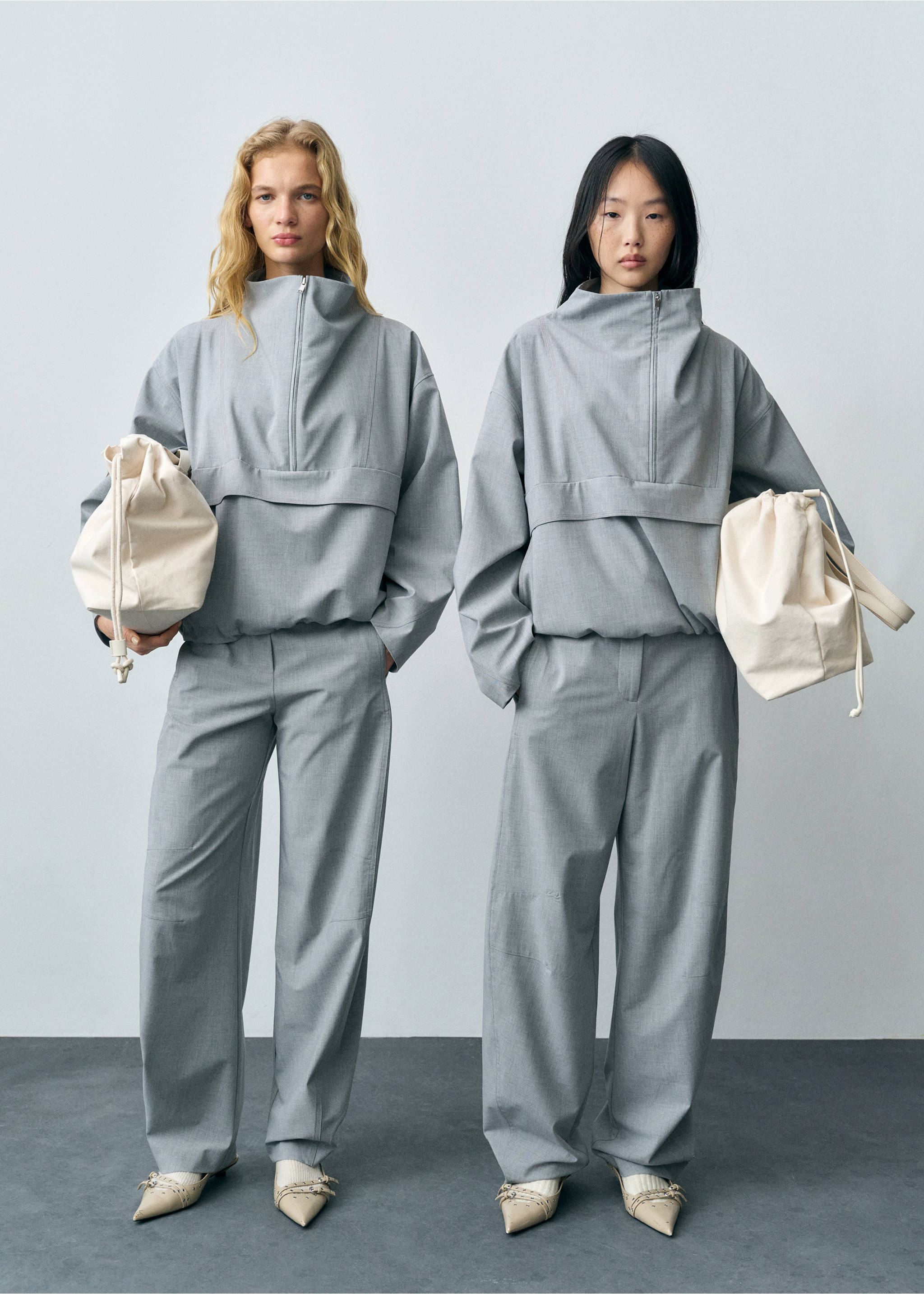 Oversized barn jacket with zipper - Details of the article 2, Grey. Ref: 87092538-00.