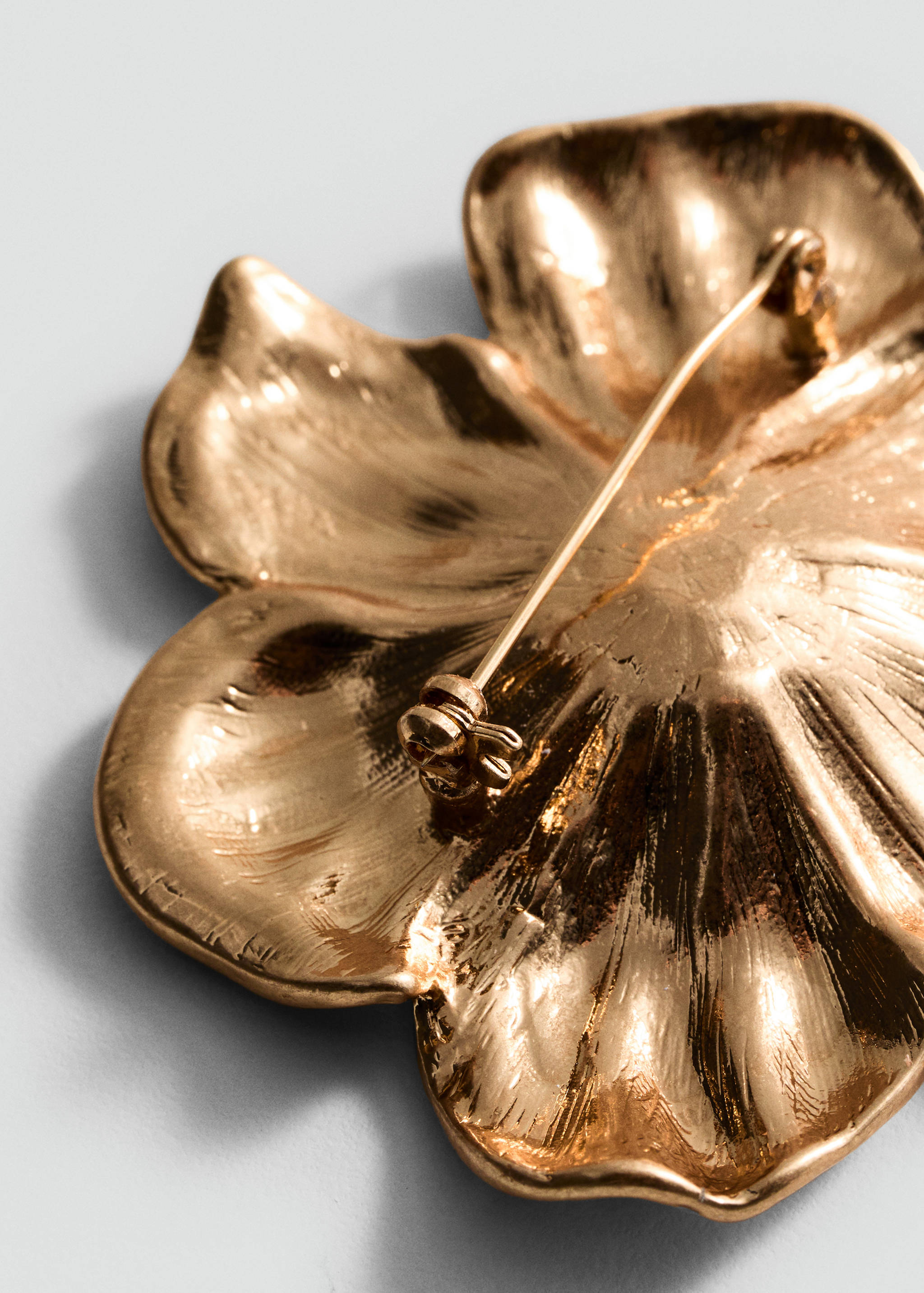 Broche métallique fleur - Plan moyen