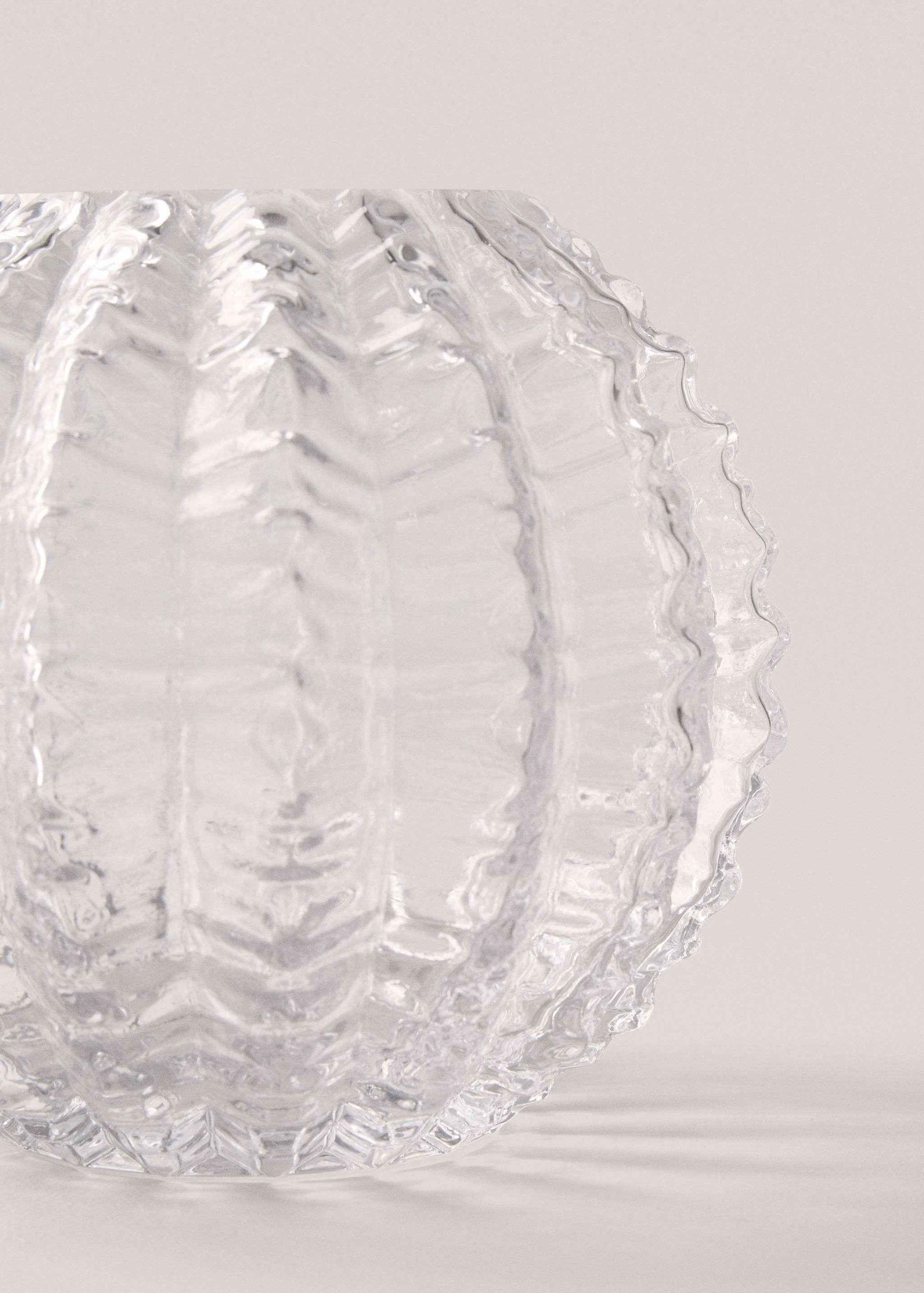 Round glass vase with relief - Details of the article 2