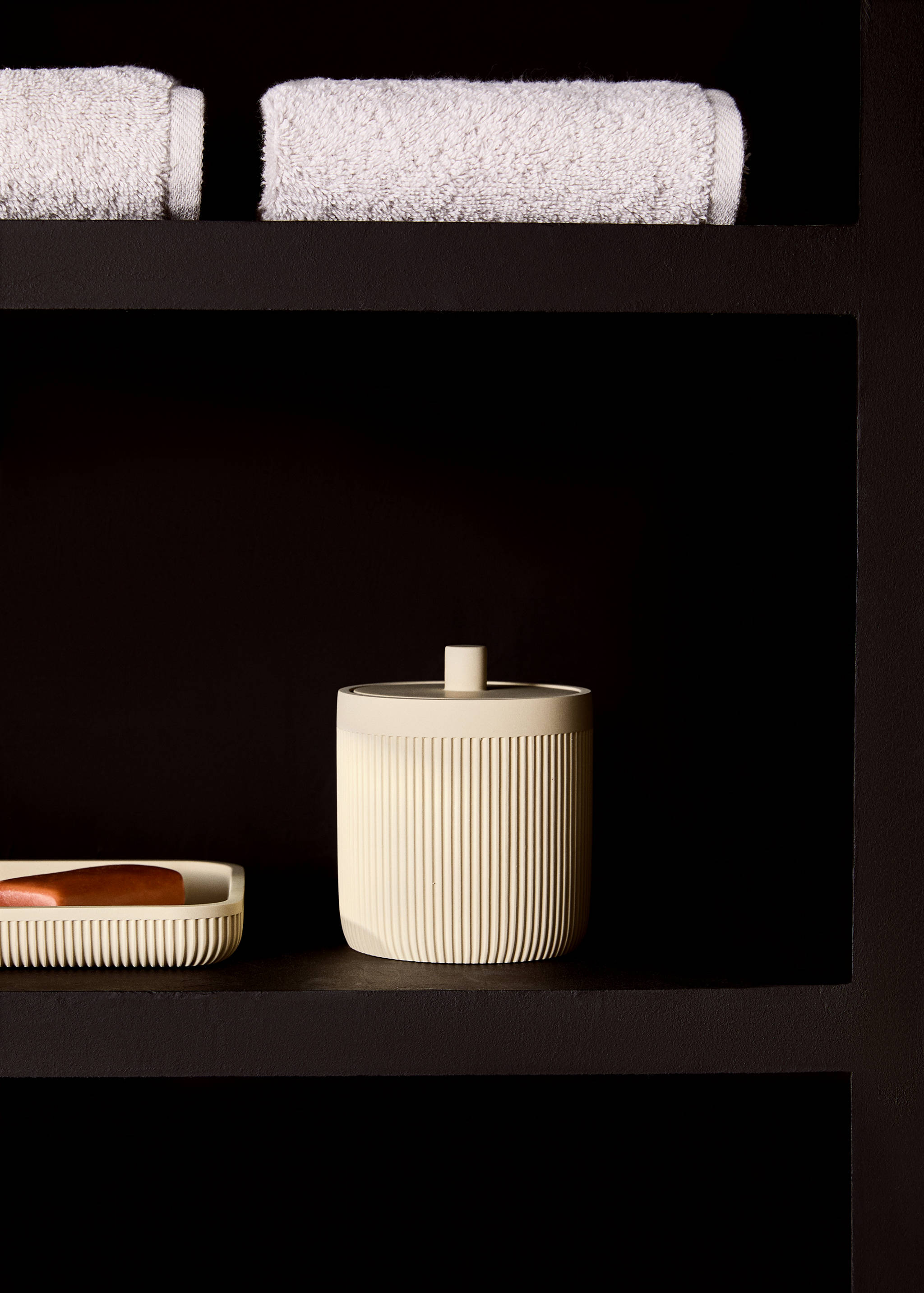 Pote de casa de banho com tampa de resina - Plano geral