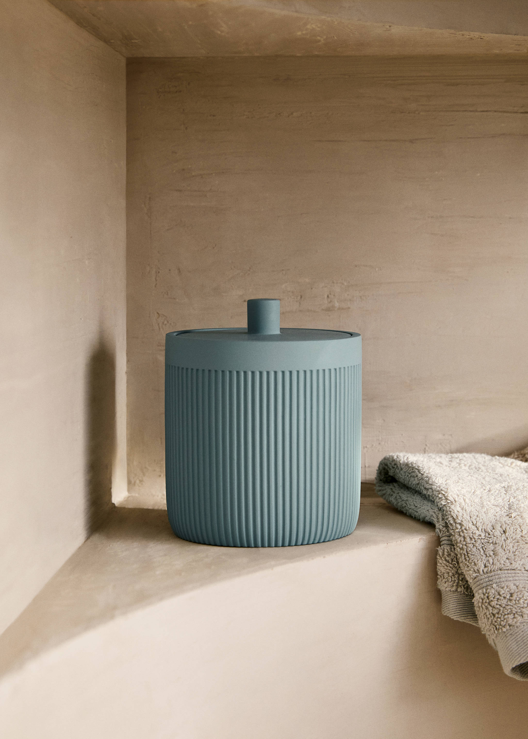 Pote de casa de banho com tampa de resina - Plano geral