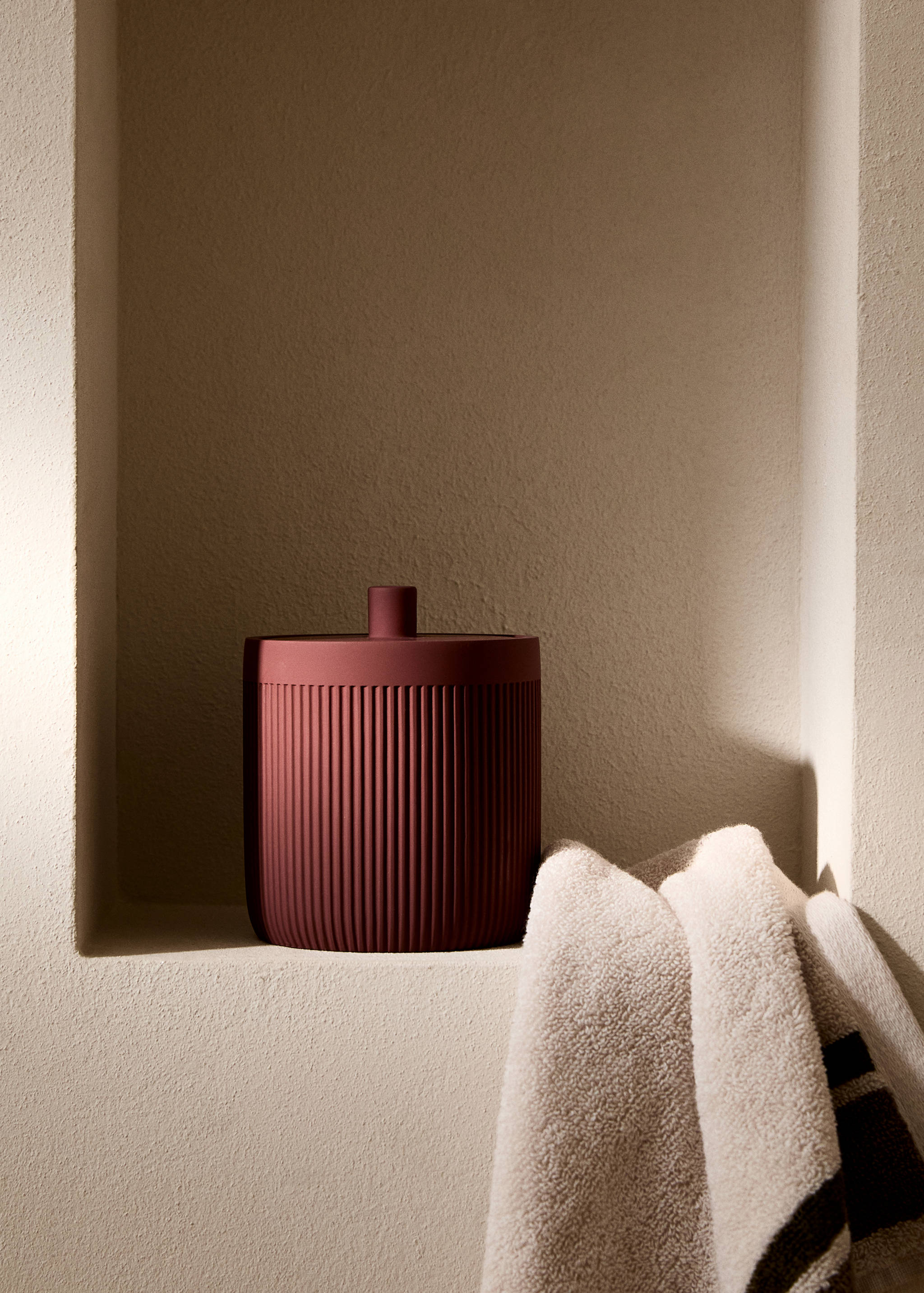 Pote de casa de banho com tampa de resina - Plano geral