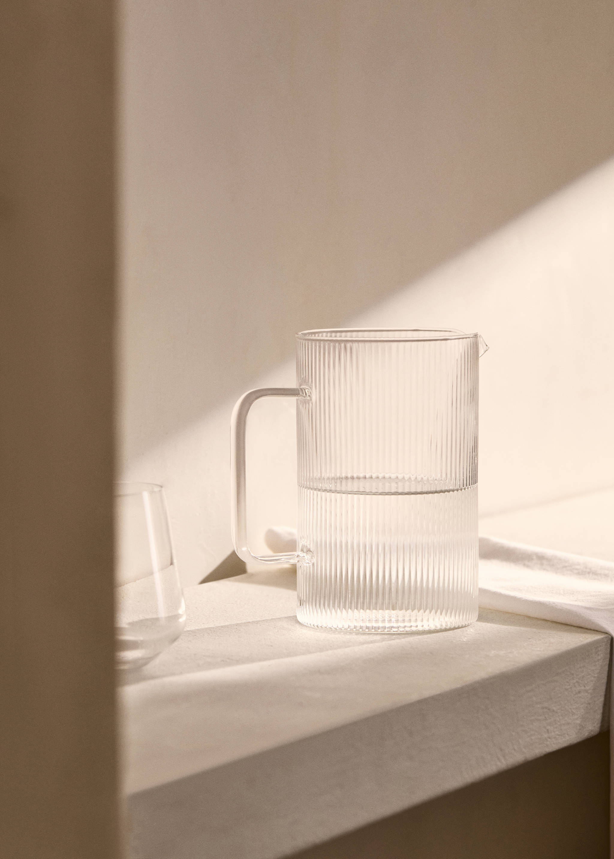 Jarro de borossilicato com pormenor de linhas - Plano geral