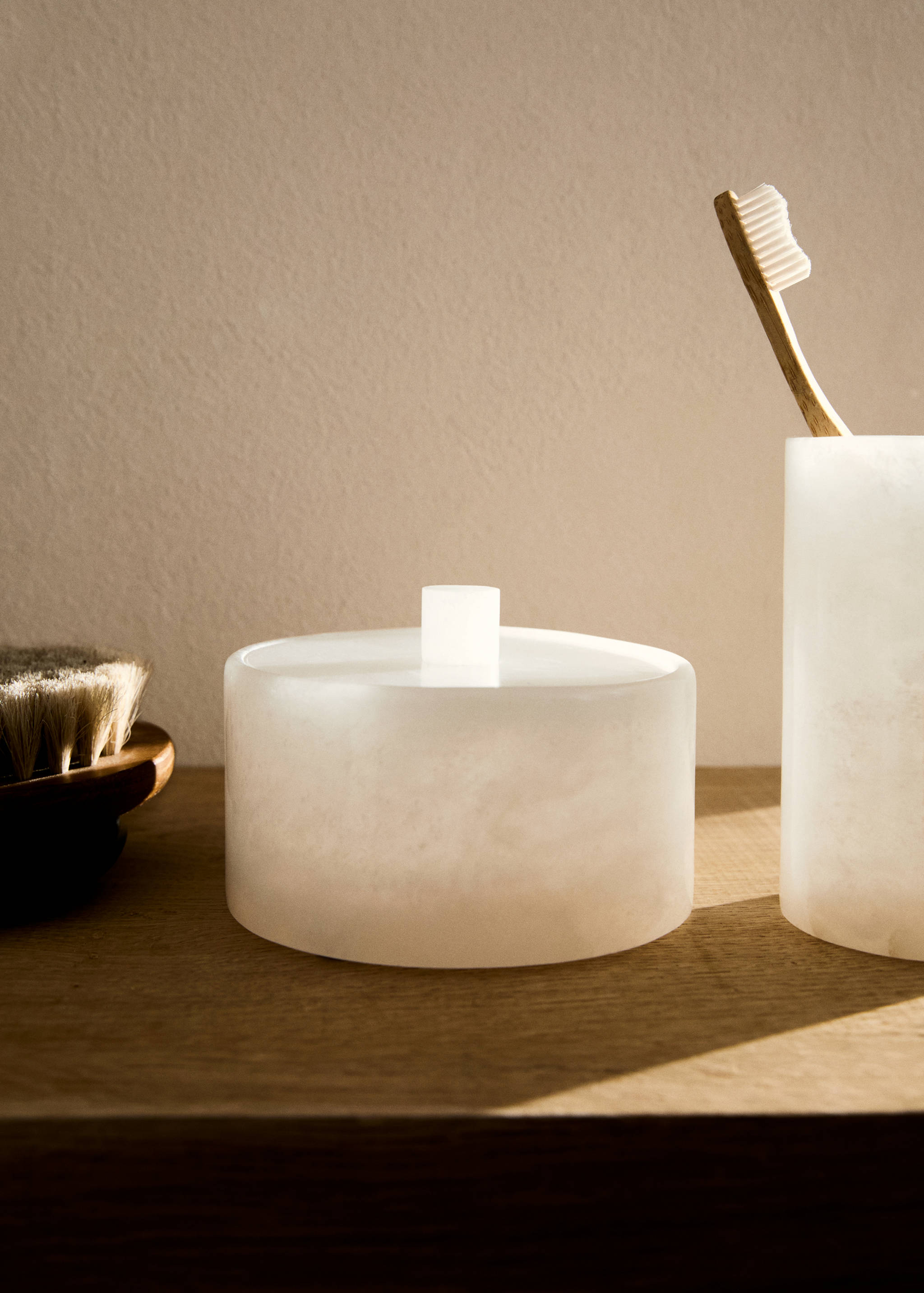 Alabaster bathroom jar - General plane