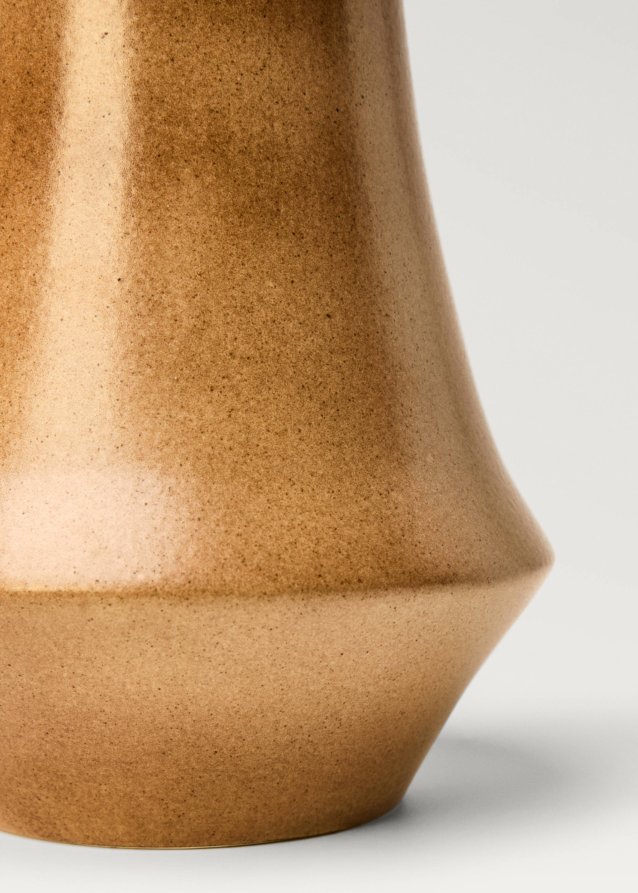Medium totem vase - Details of the article 2