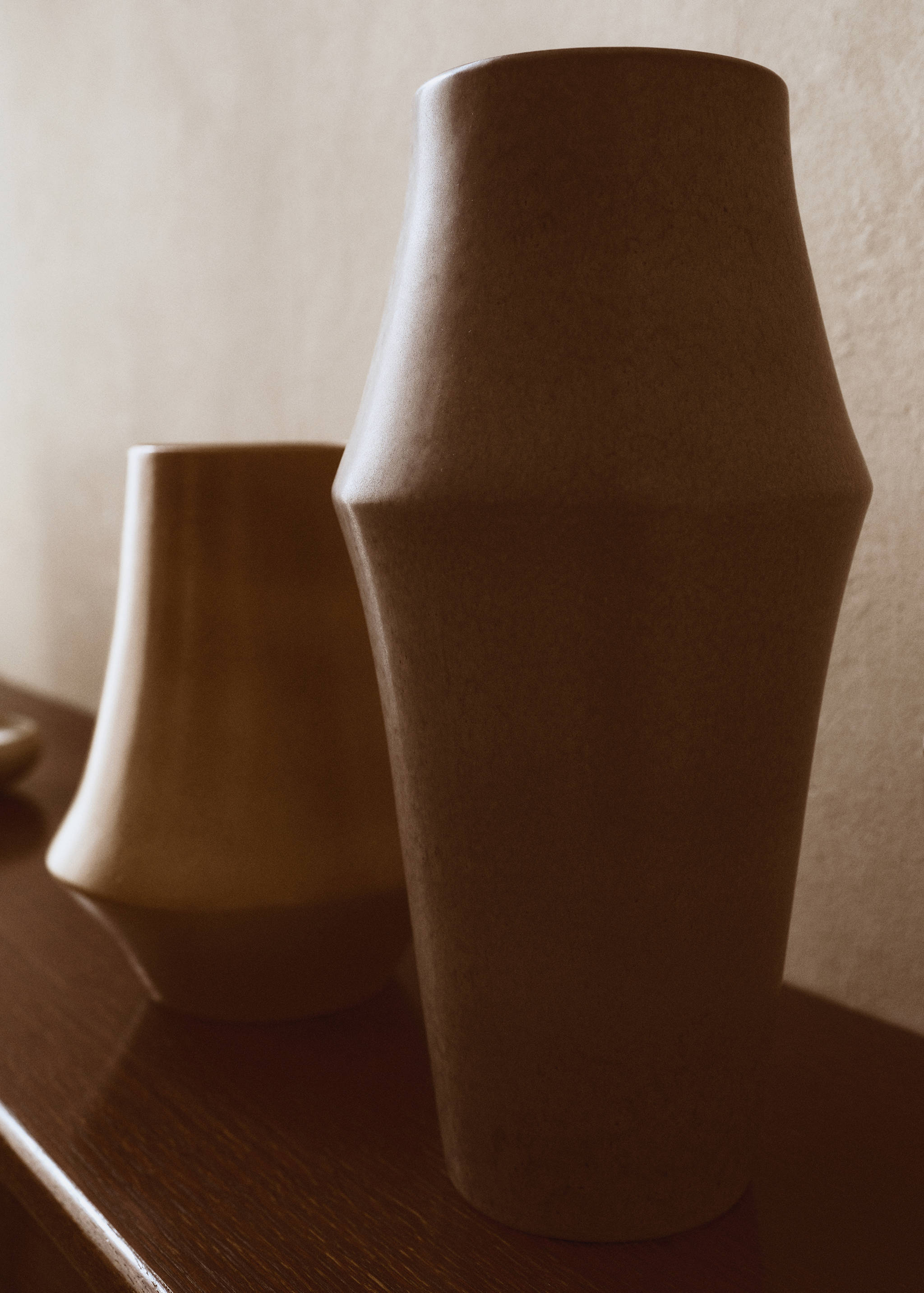 Mittelgroße Vase aus Steingut in Totem-Form - Detail des Artikels 6
