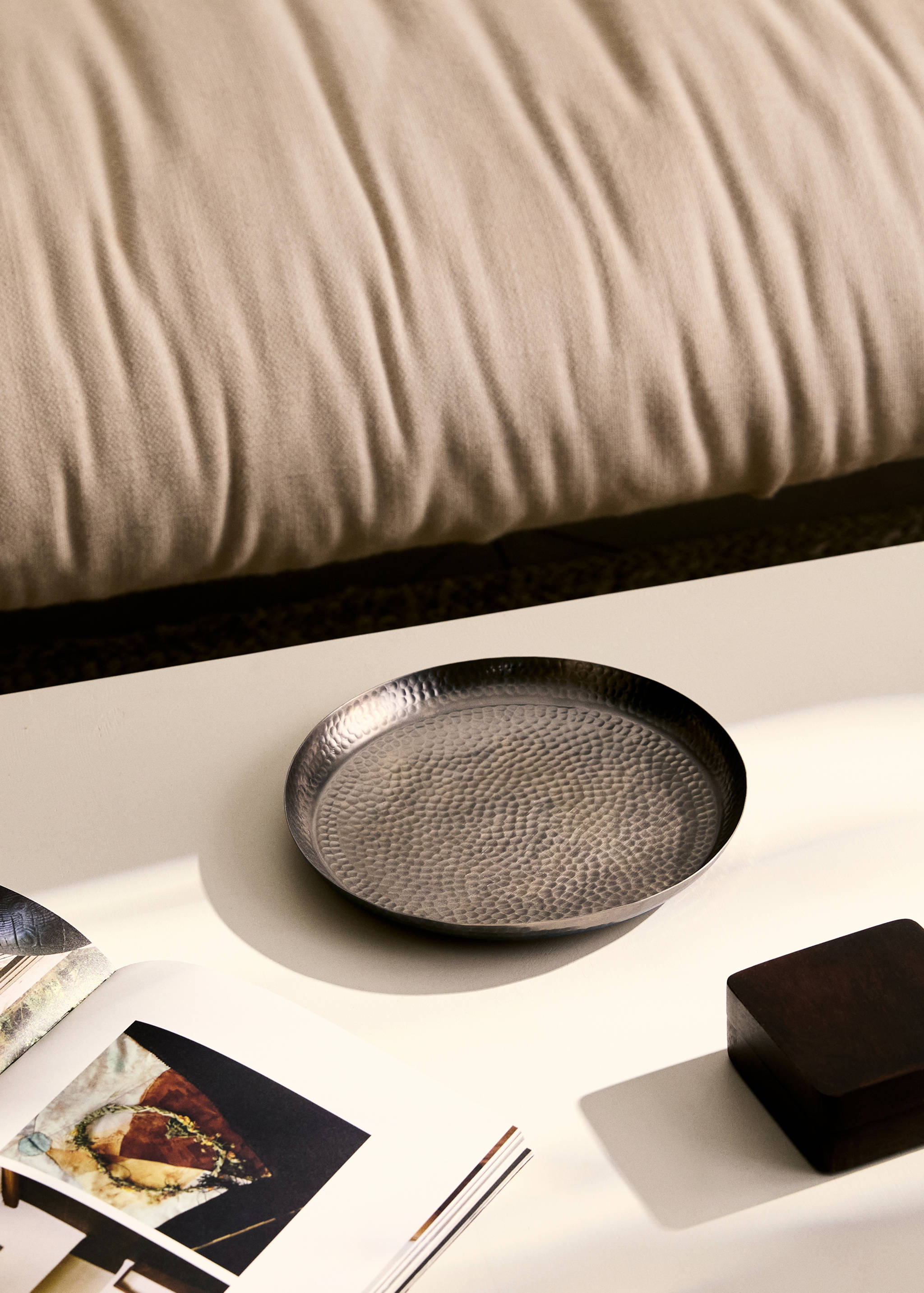 Medium hammered metal tray - General plane