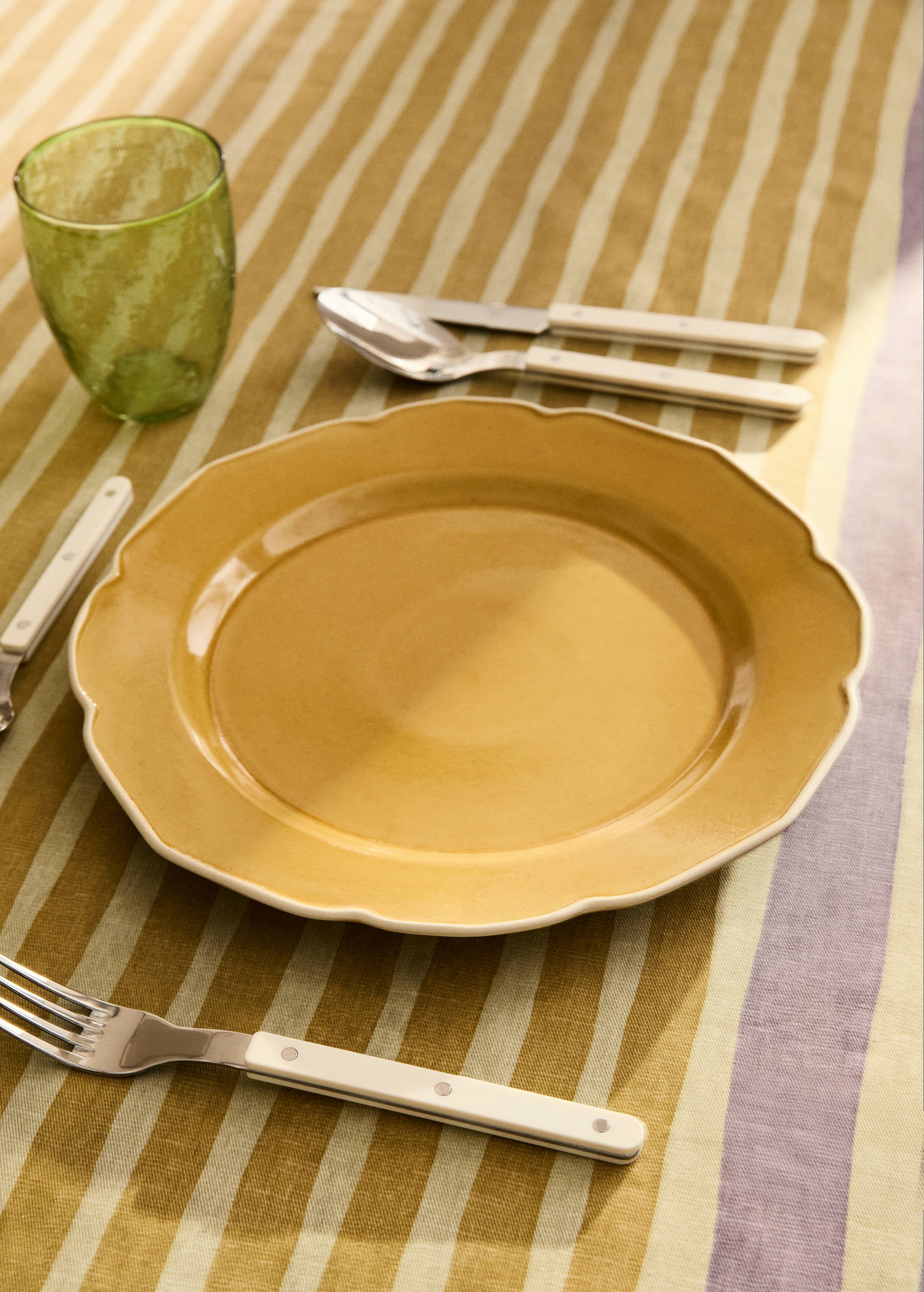 Stoneware flat plate with wavy design - General plane