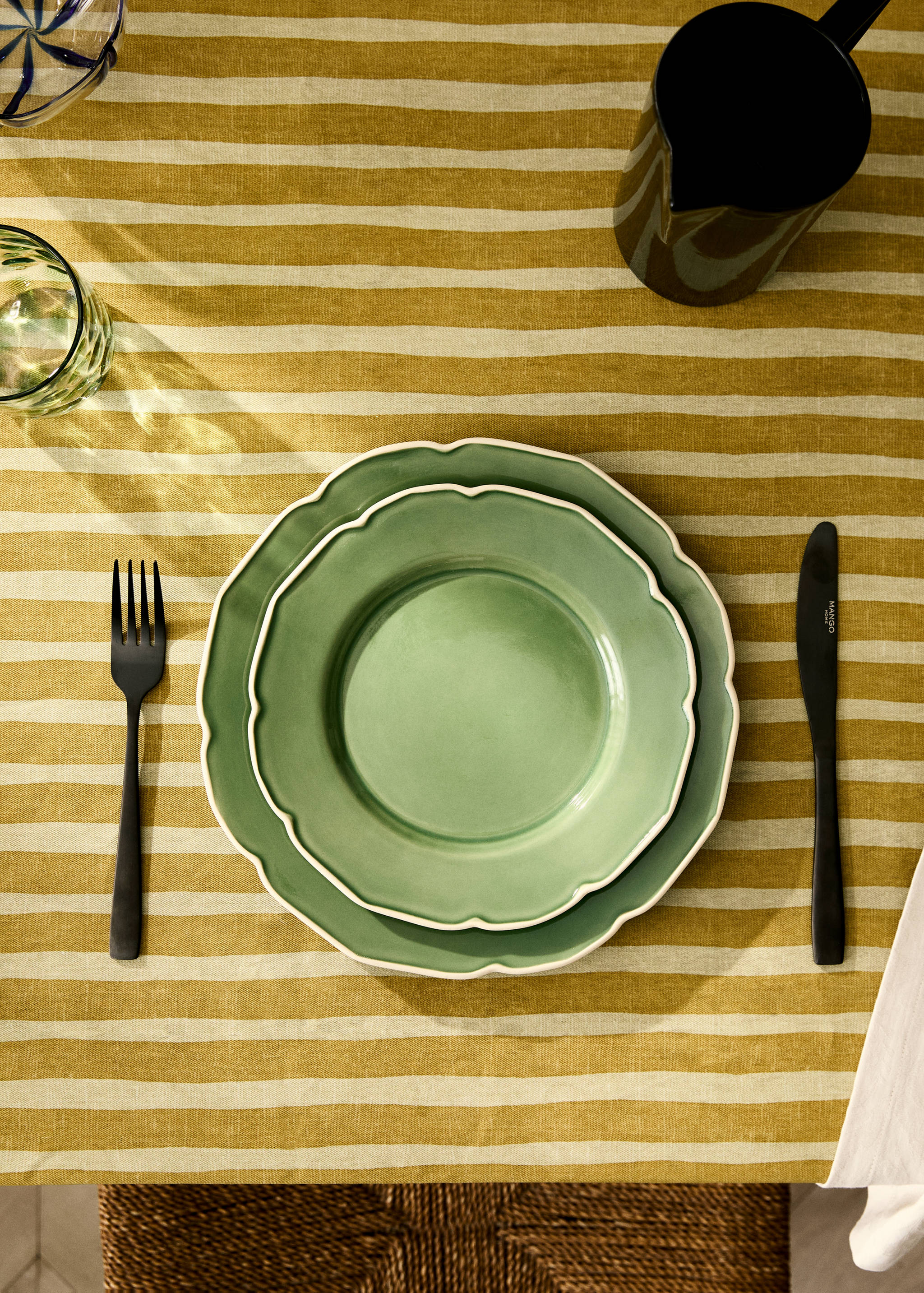 Stoneware flat plate with wavy design - General plane