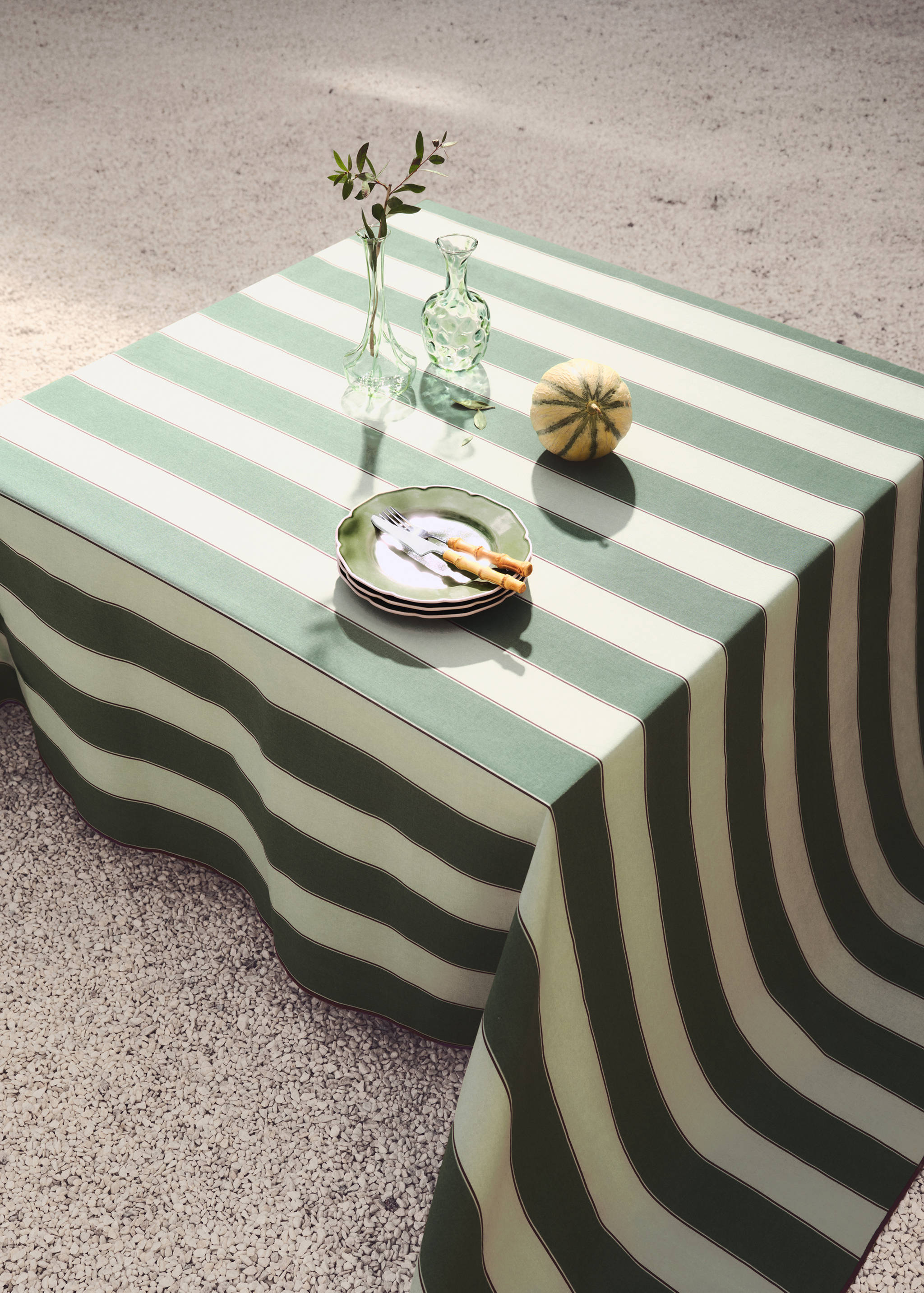 Stoneware flat plate with wavy design - Details of the article 6