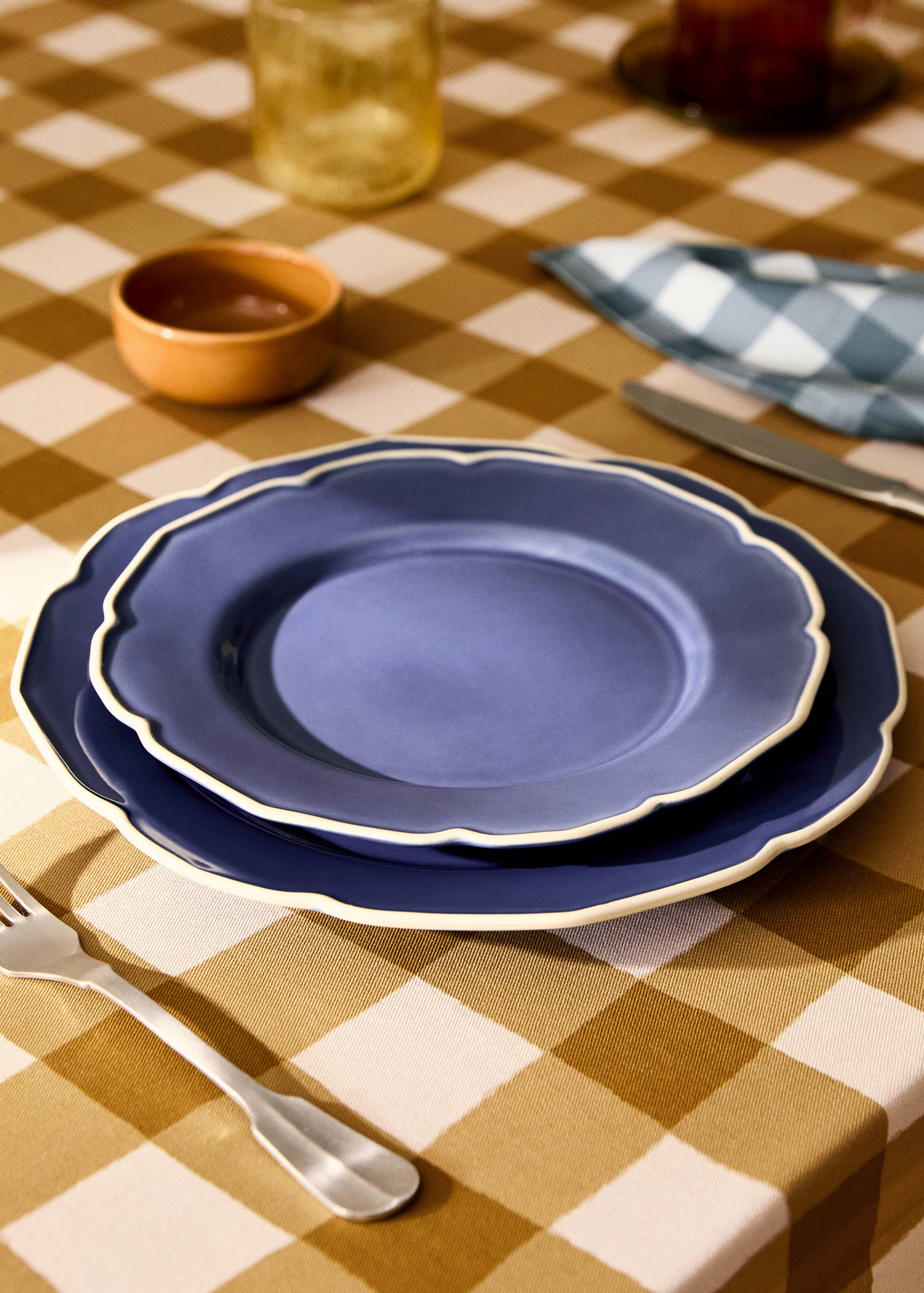 Stoneware flat plate with wavy design - General plane