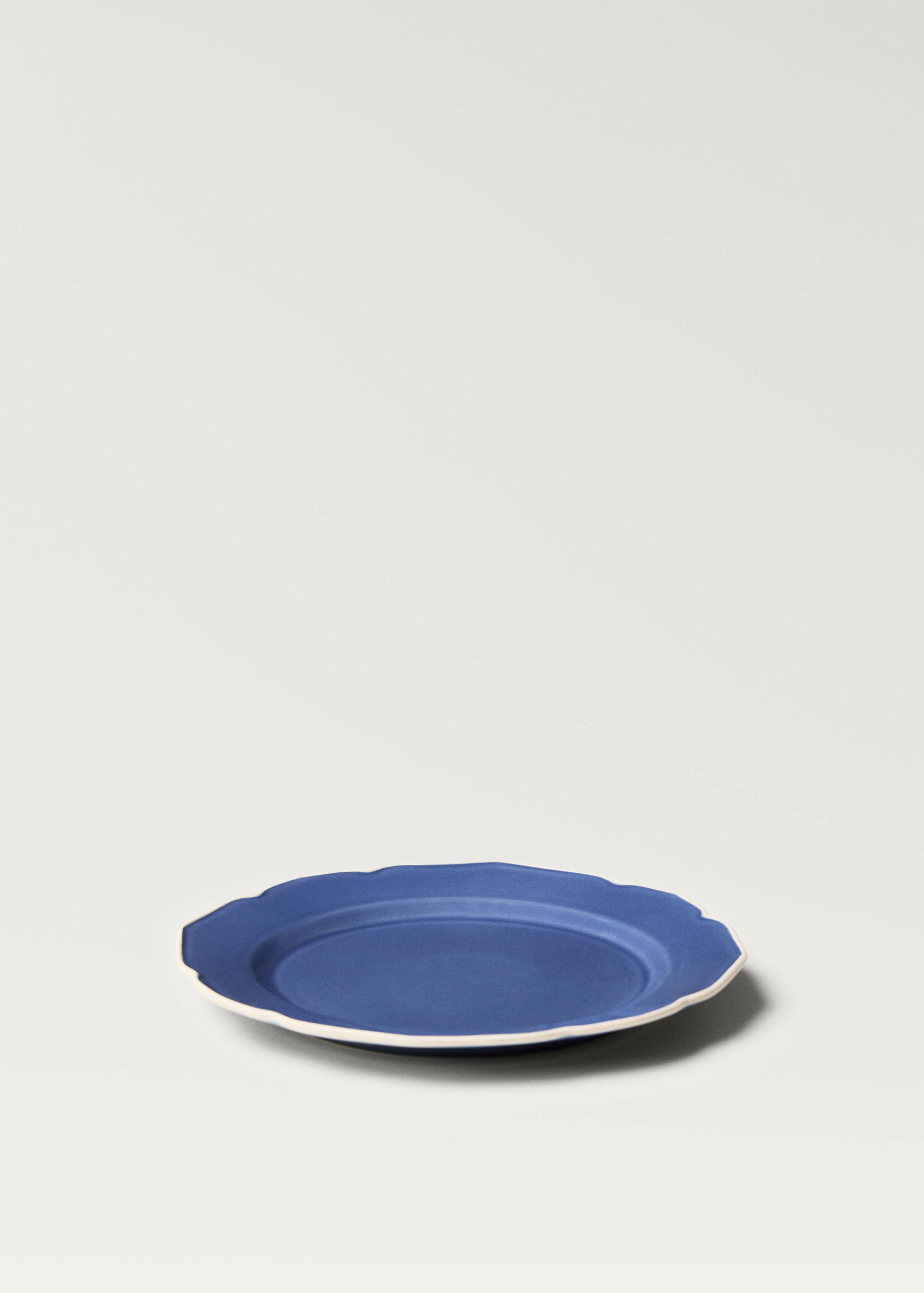 Stoneware flat plate with wavy design - Details of the article 1