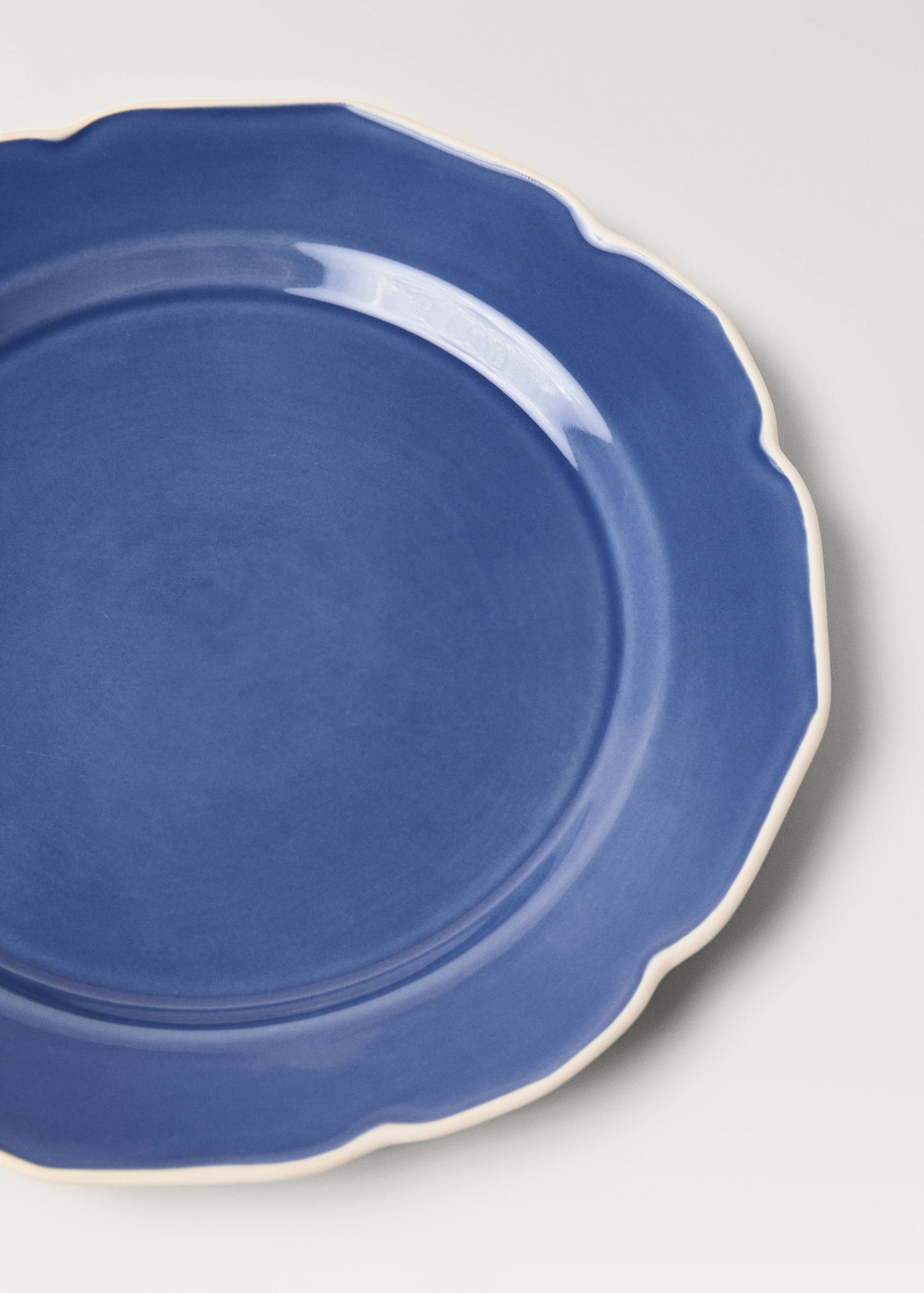 Stoneware flat plate with wavy design - Details of the article 2