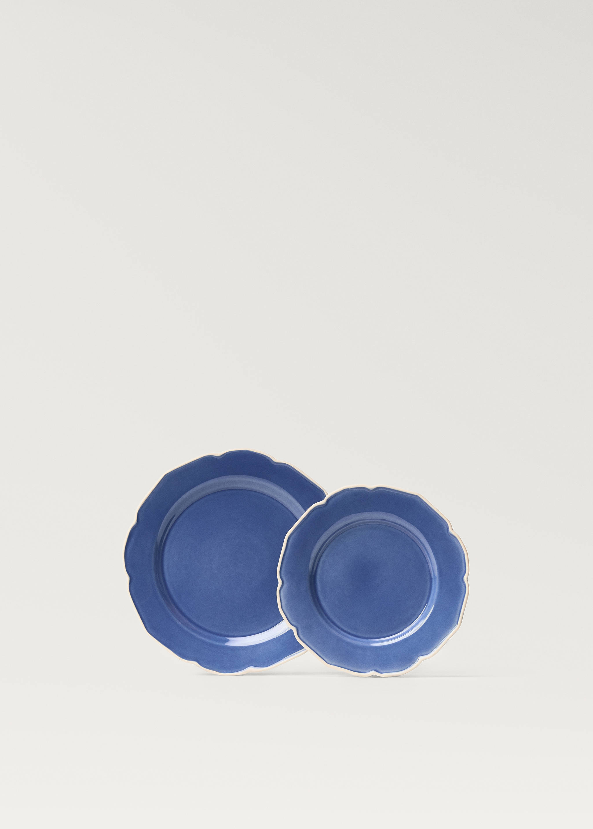 Stoneware flat plate with wavy design - Details of the article 3