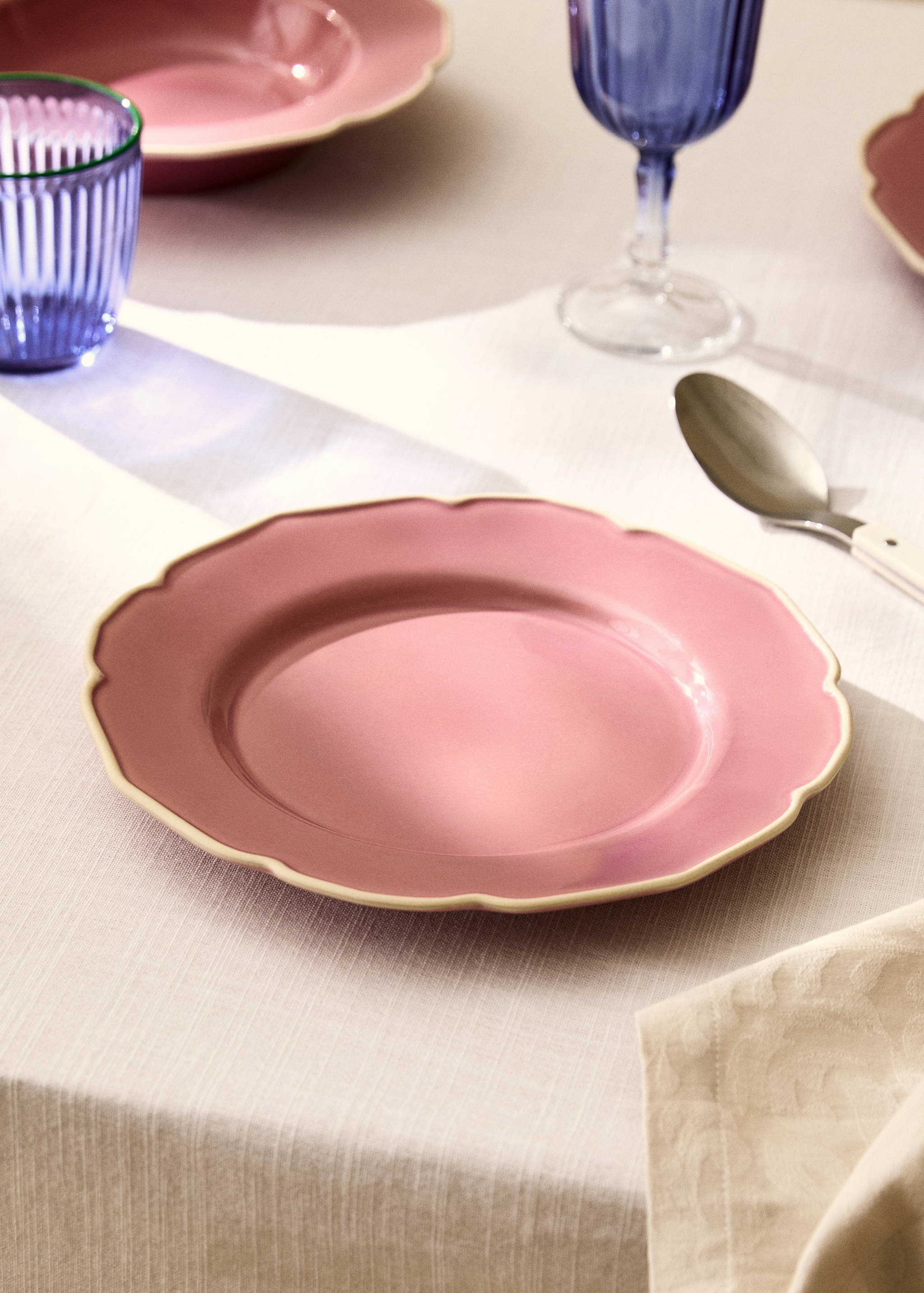 Stoneware flat plate with wavy design - General plane