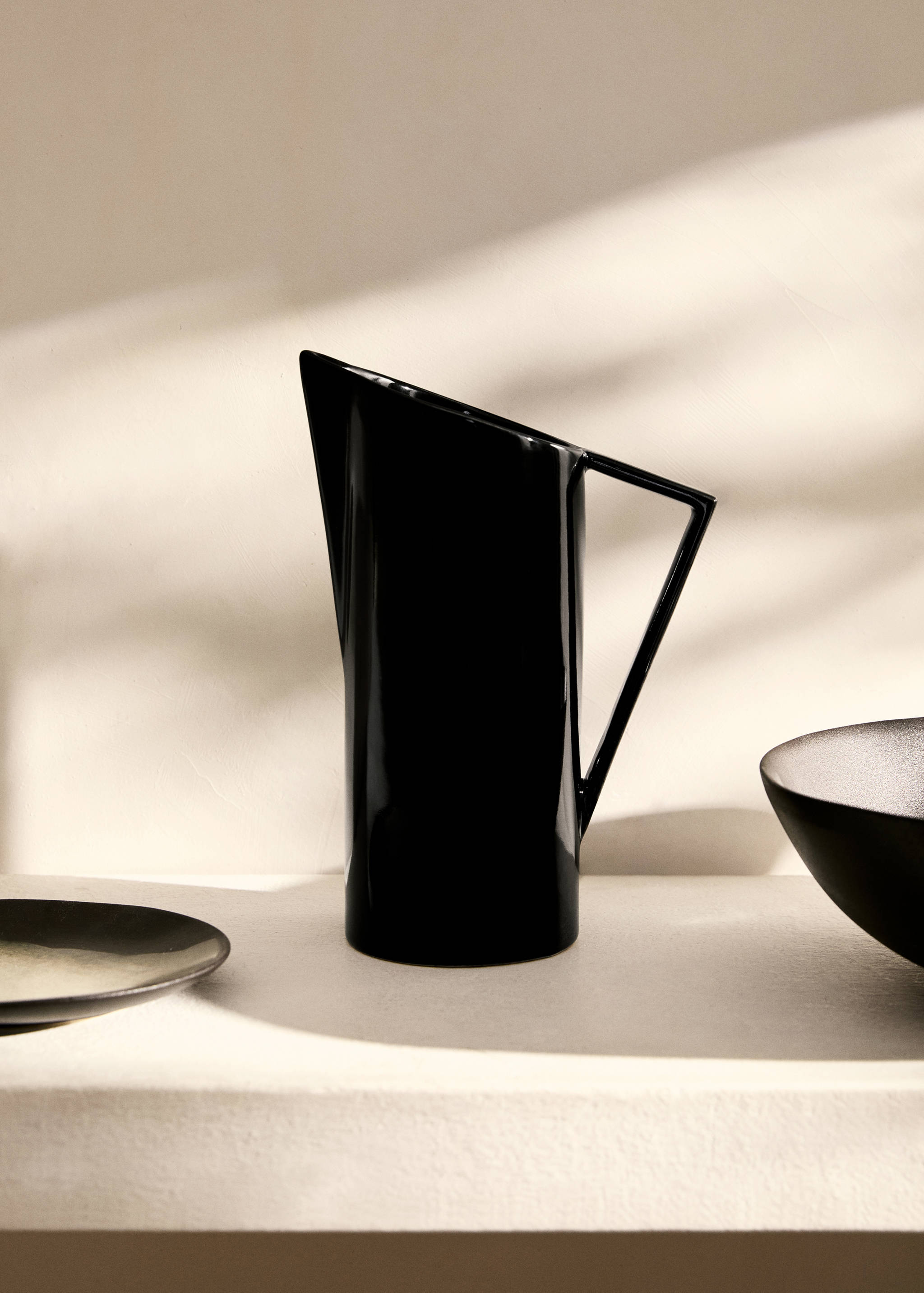 Earthenware jug with handle - General plane