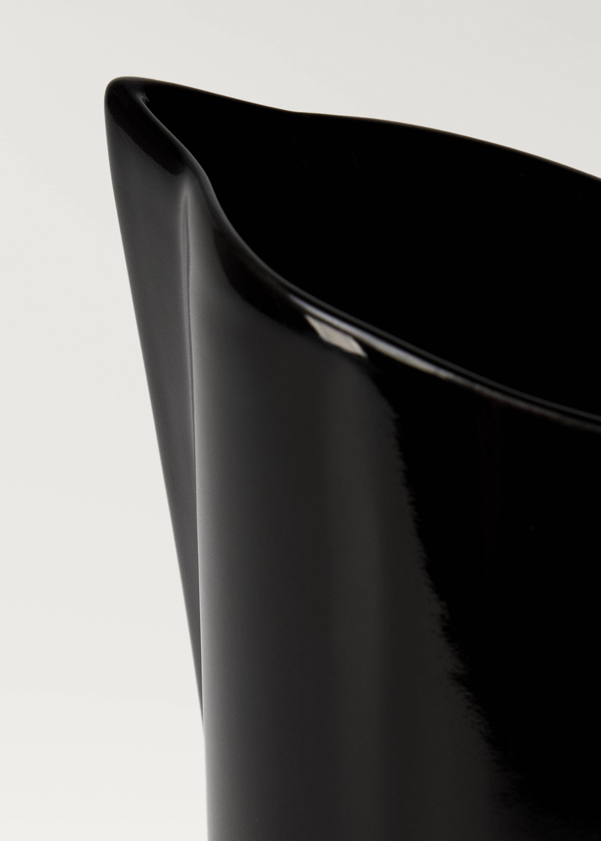 Earthenware jug with handle - Details of the article 2