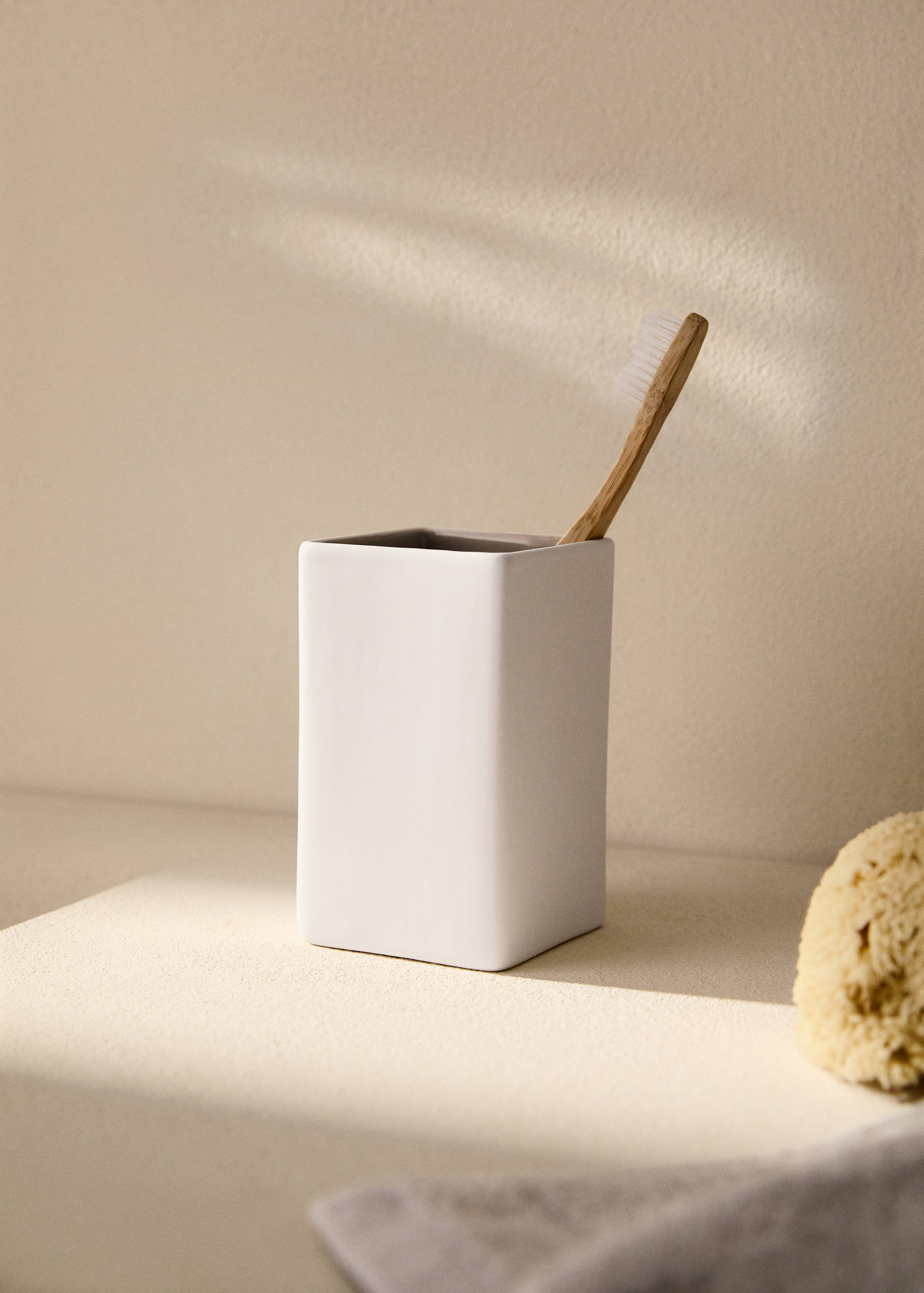 Two-tone earthenware bathroom tumbler - General plane