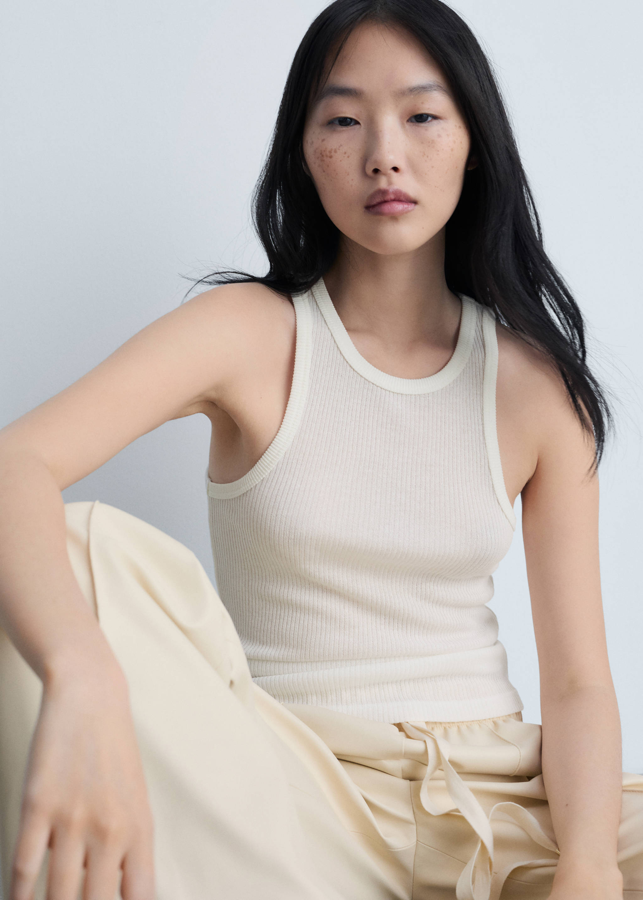 Топ из тонкого трикотажа в рубчик - Средний план