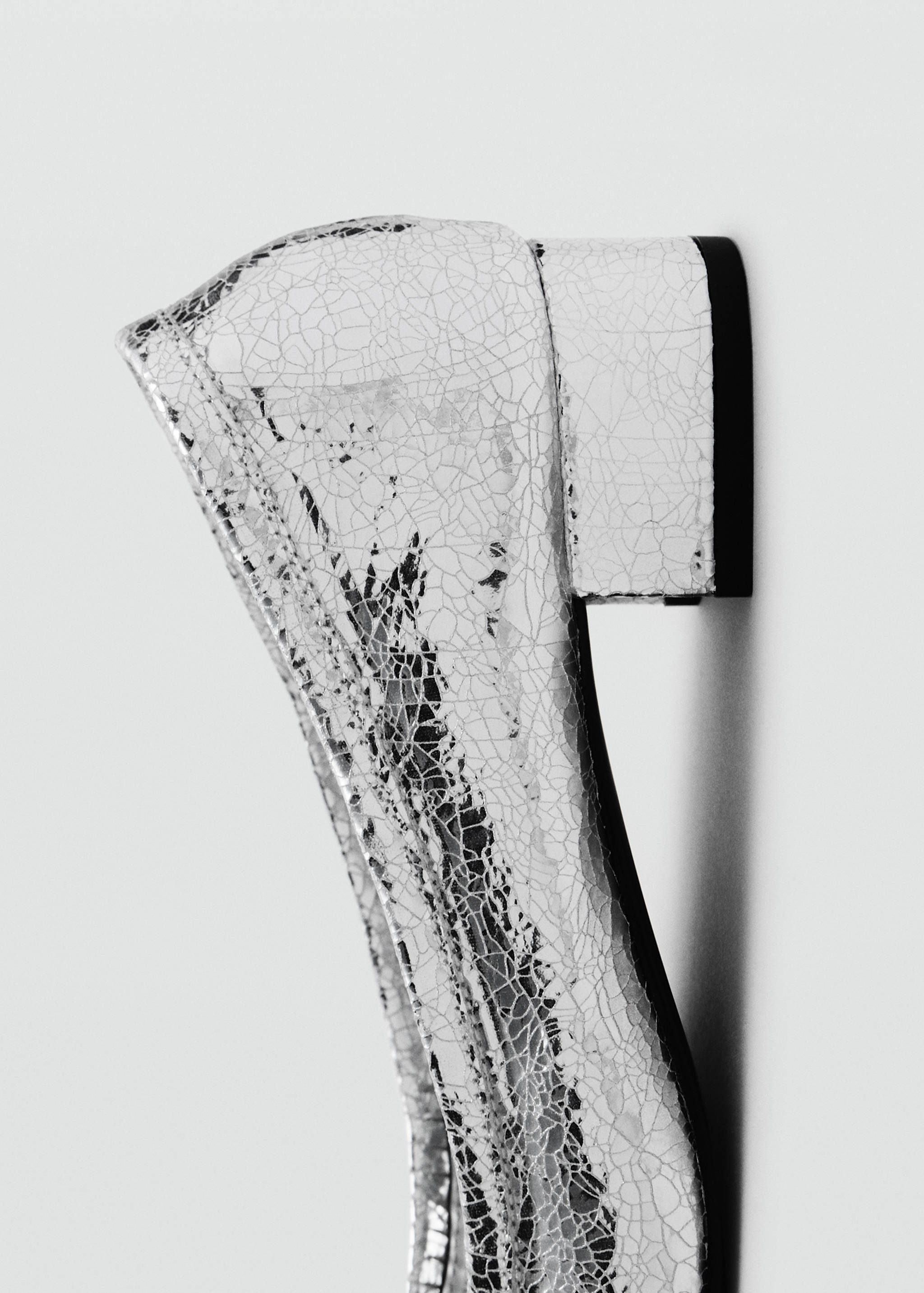 Cracked-heel shoes - Details of the article 1