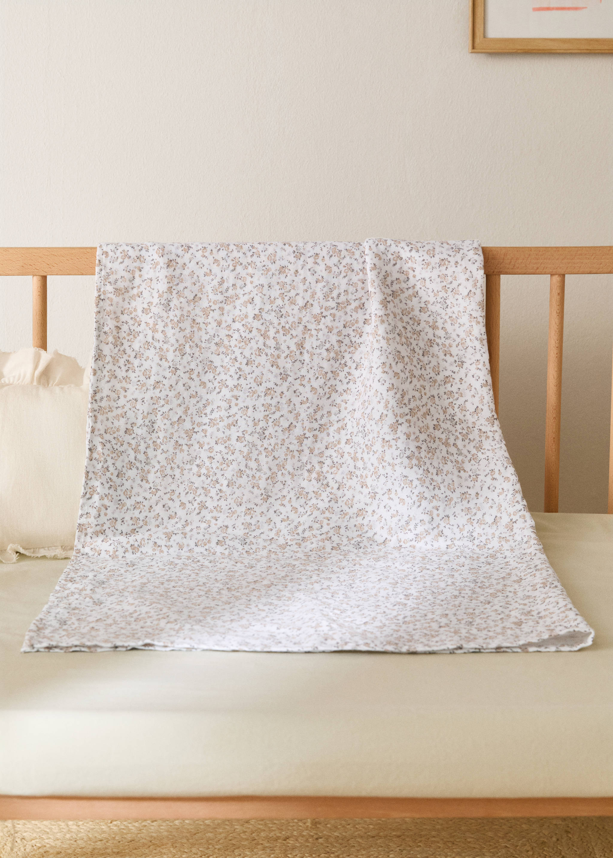Cotton baby swaddle with mini-floral print - General plane