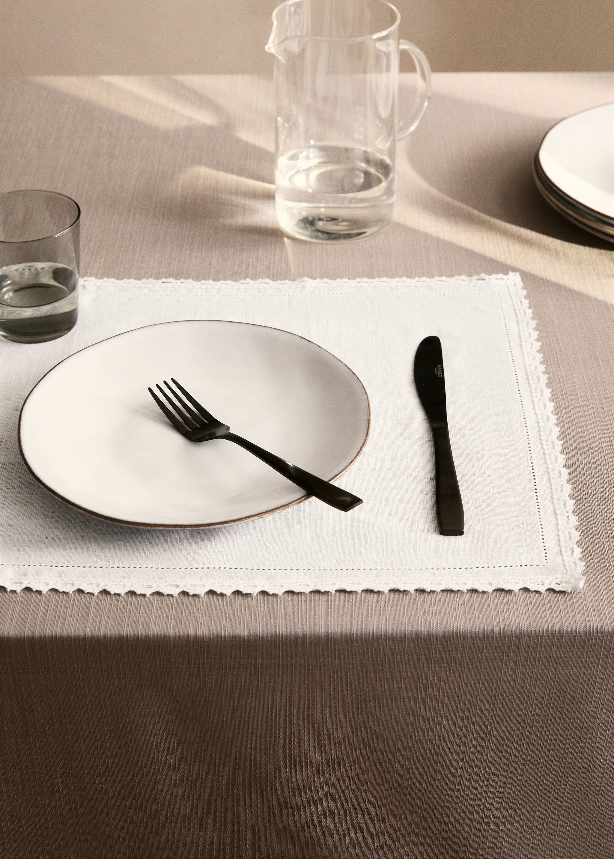 Linen placemat finished with lace - General plane