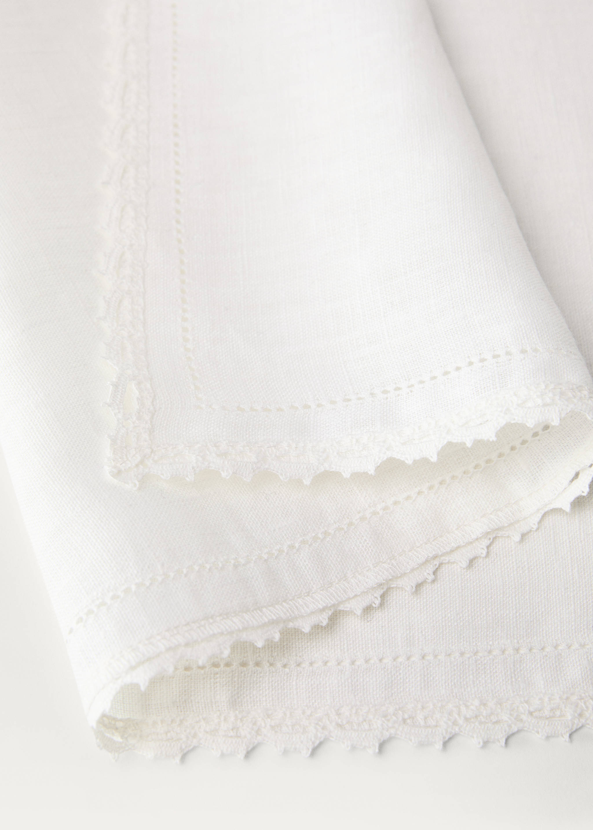 Linen placemat finished with lace - Details of the article 1