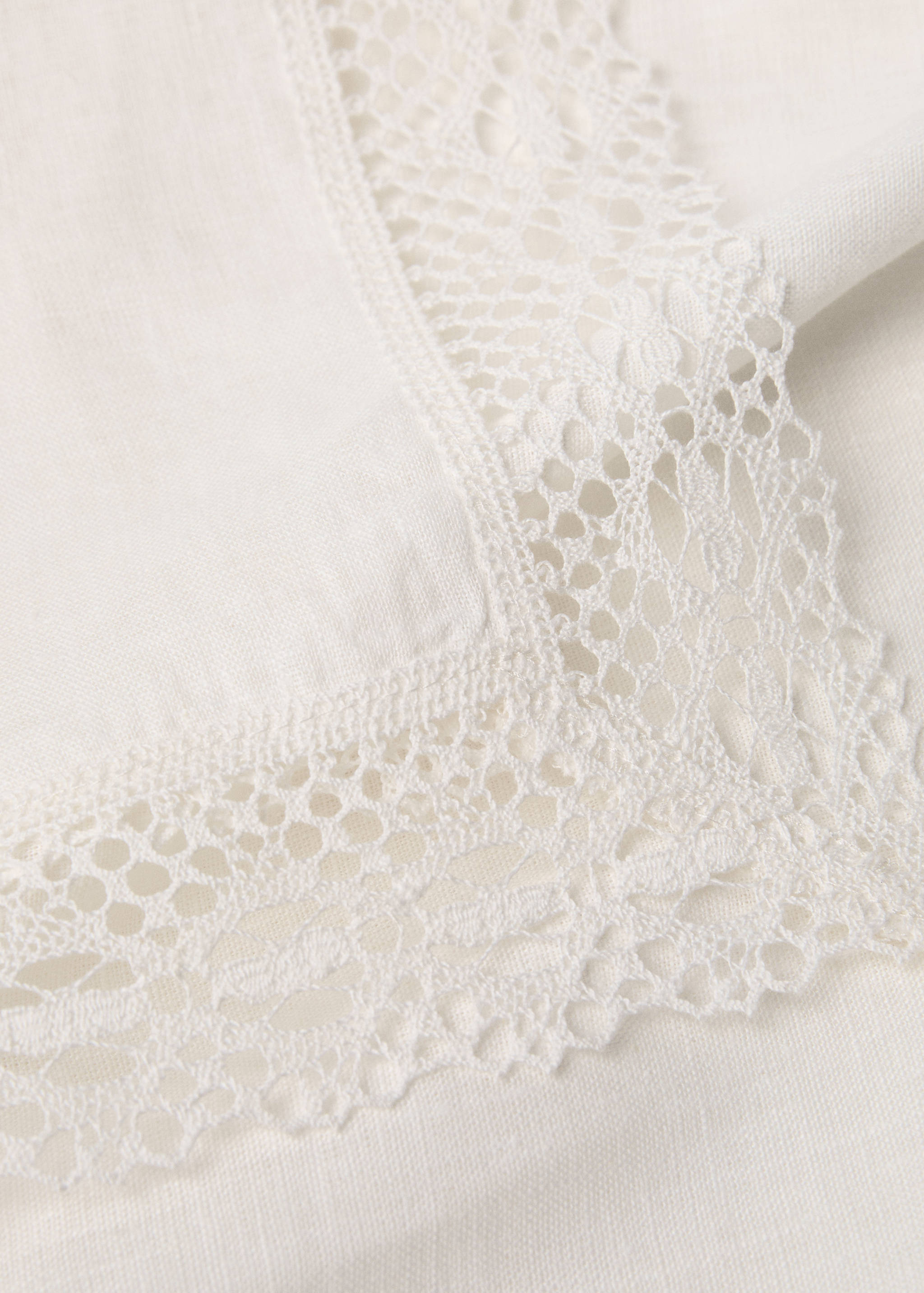 Linen lace tablecloth for 8 to 10 diners - Details of the article 2