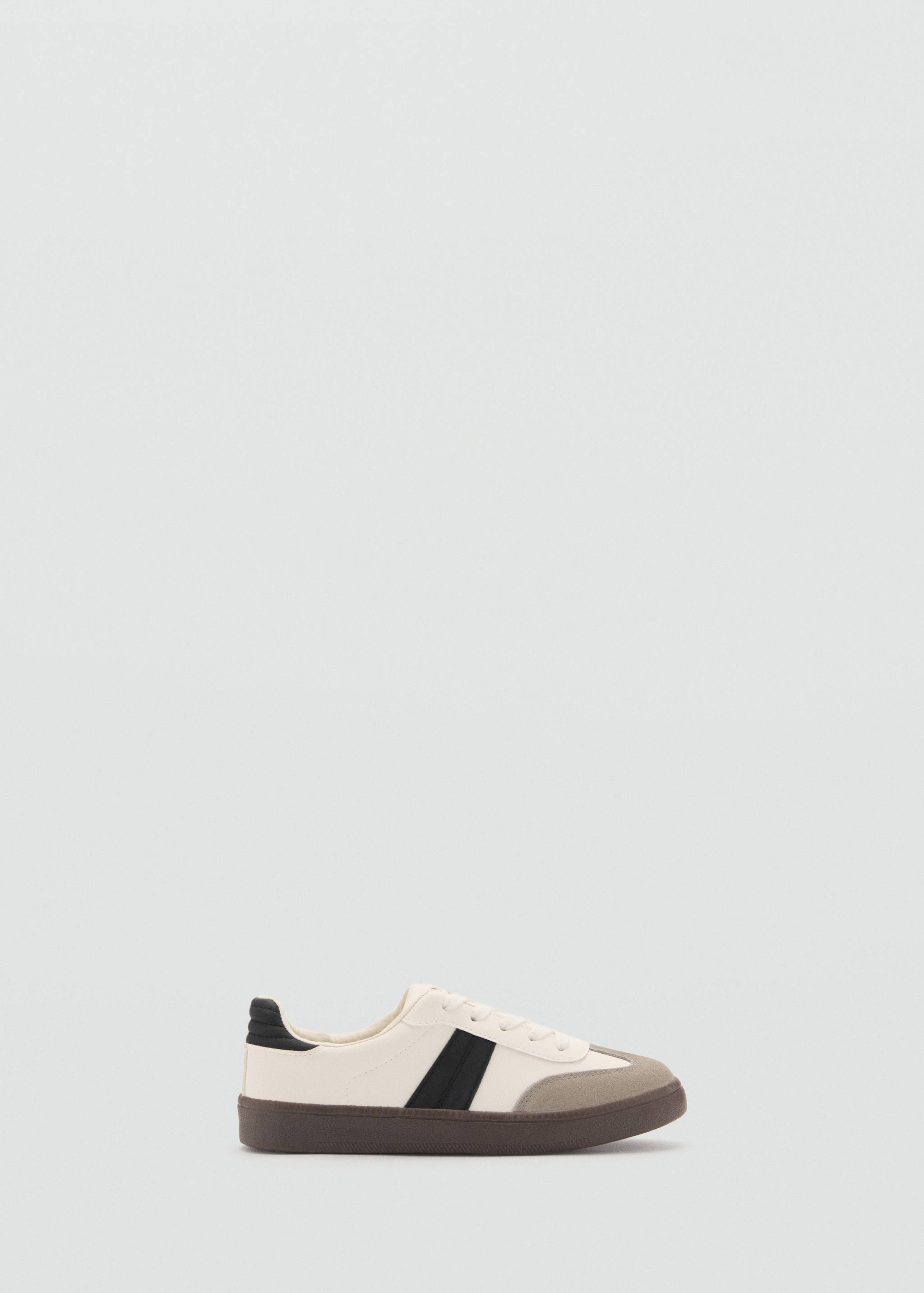 أحذية رياضية مزودة باجزاء من الجلد - منتج دون نموذج