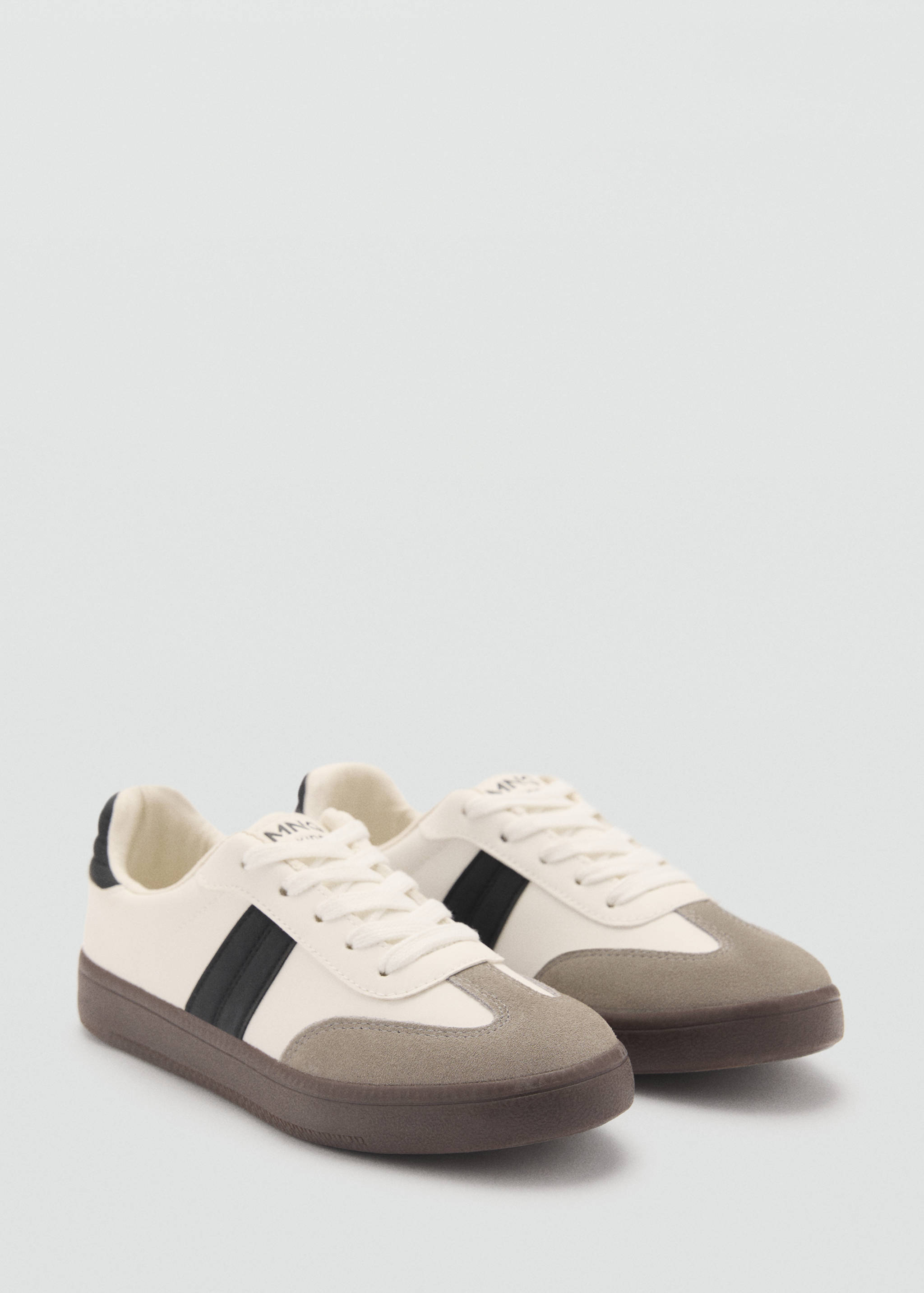 أحذية رياضية مزودة باجزاء من الجلد - رؤية وسط