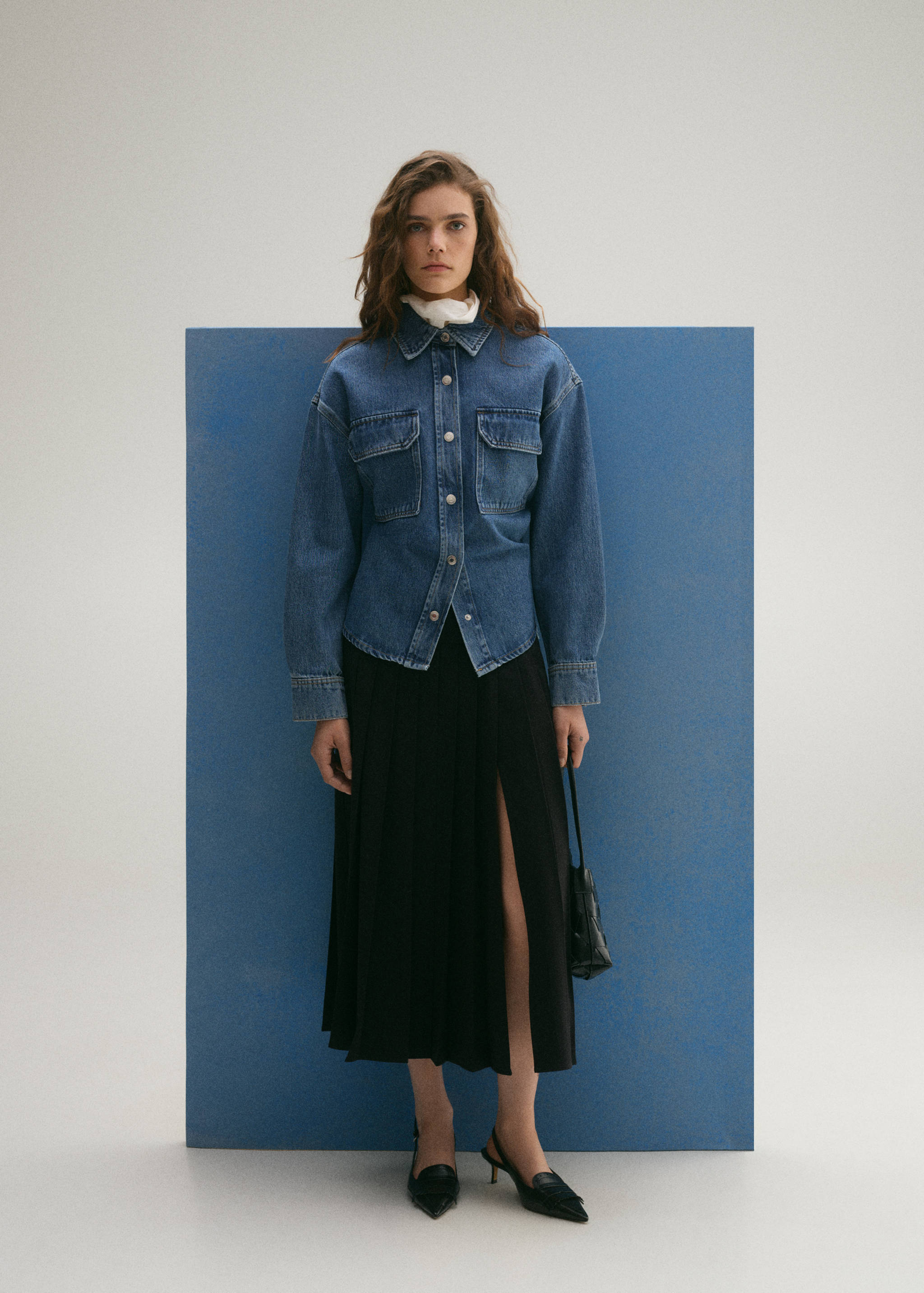 Верхняя рубашка из денима с карманами - Общий план