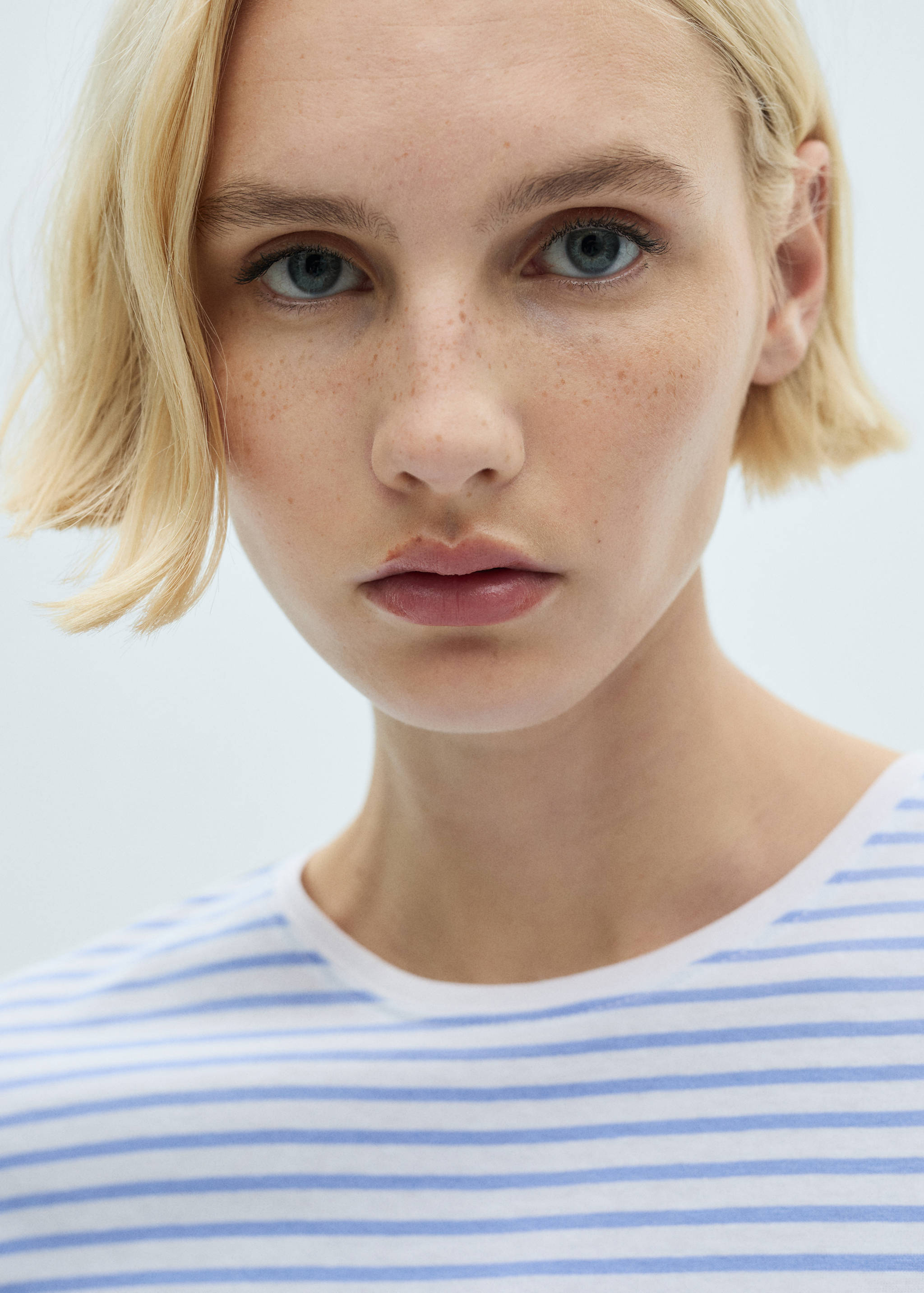 Striped short-sleeved t-shirt - Details of the article 1