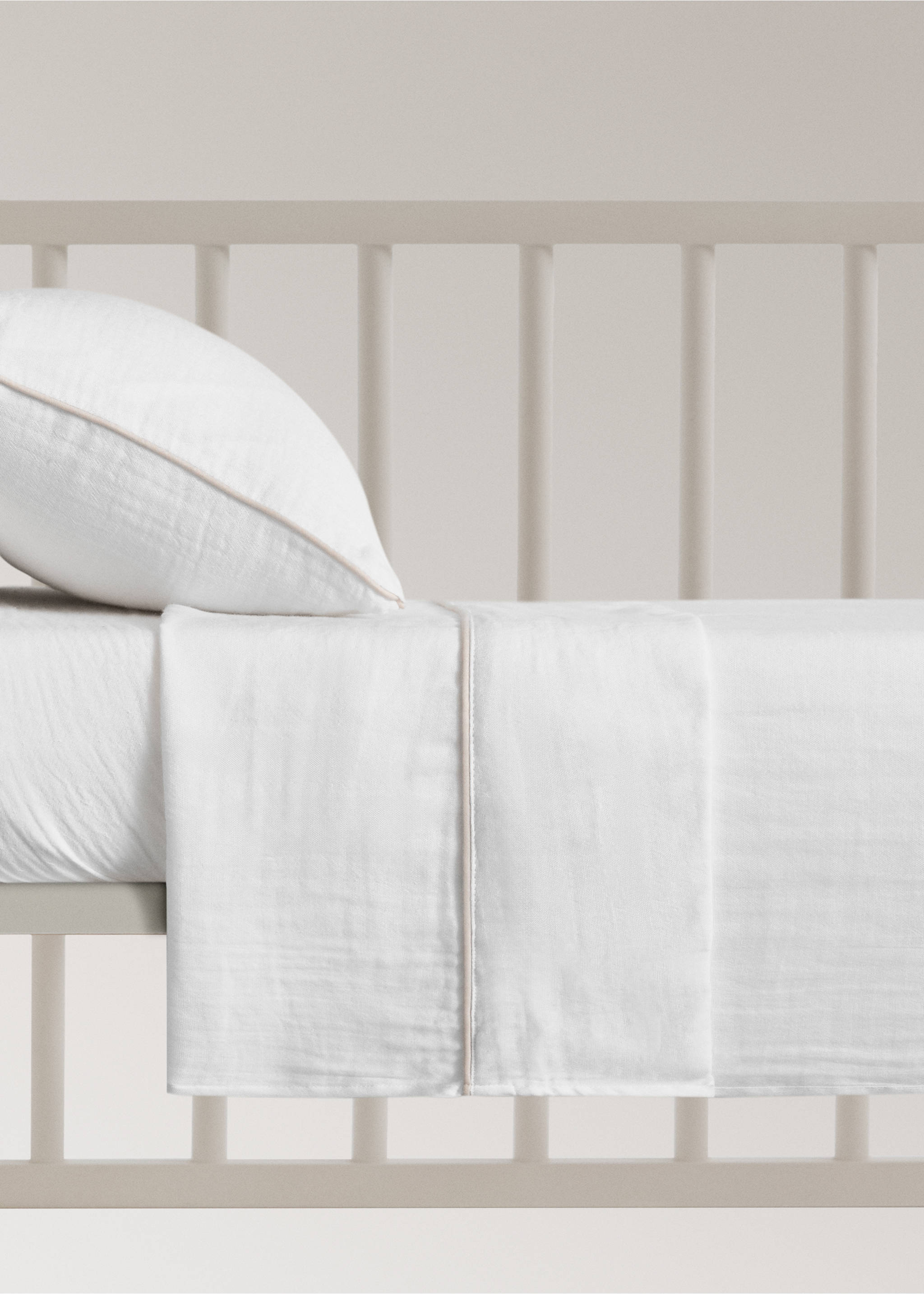 Cotton chiffon top sheet with contrast piping for cot - Article without model, White. Ref: 87094082-00.