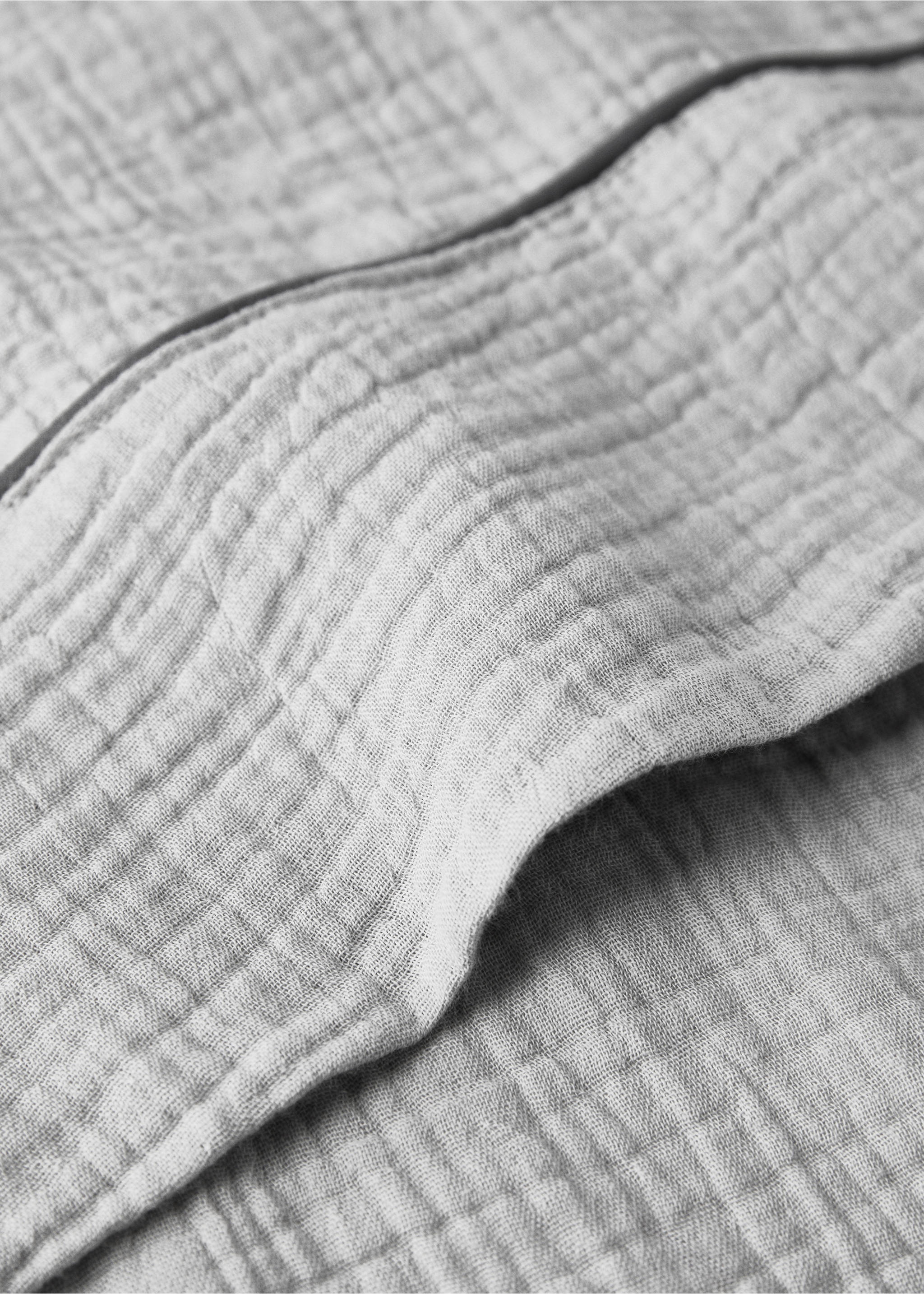 Cotton chiffon top sheet with contrast piping for cot - Details of the article 1, Light/Pastel Grey. Ref: 87094082-00.