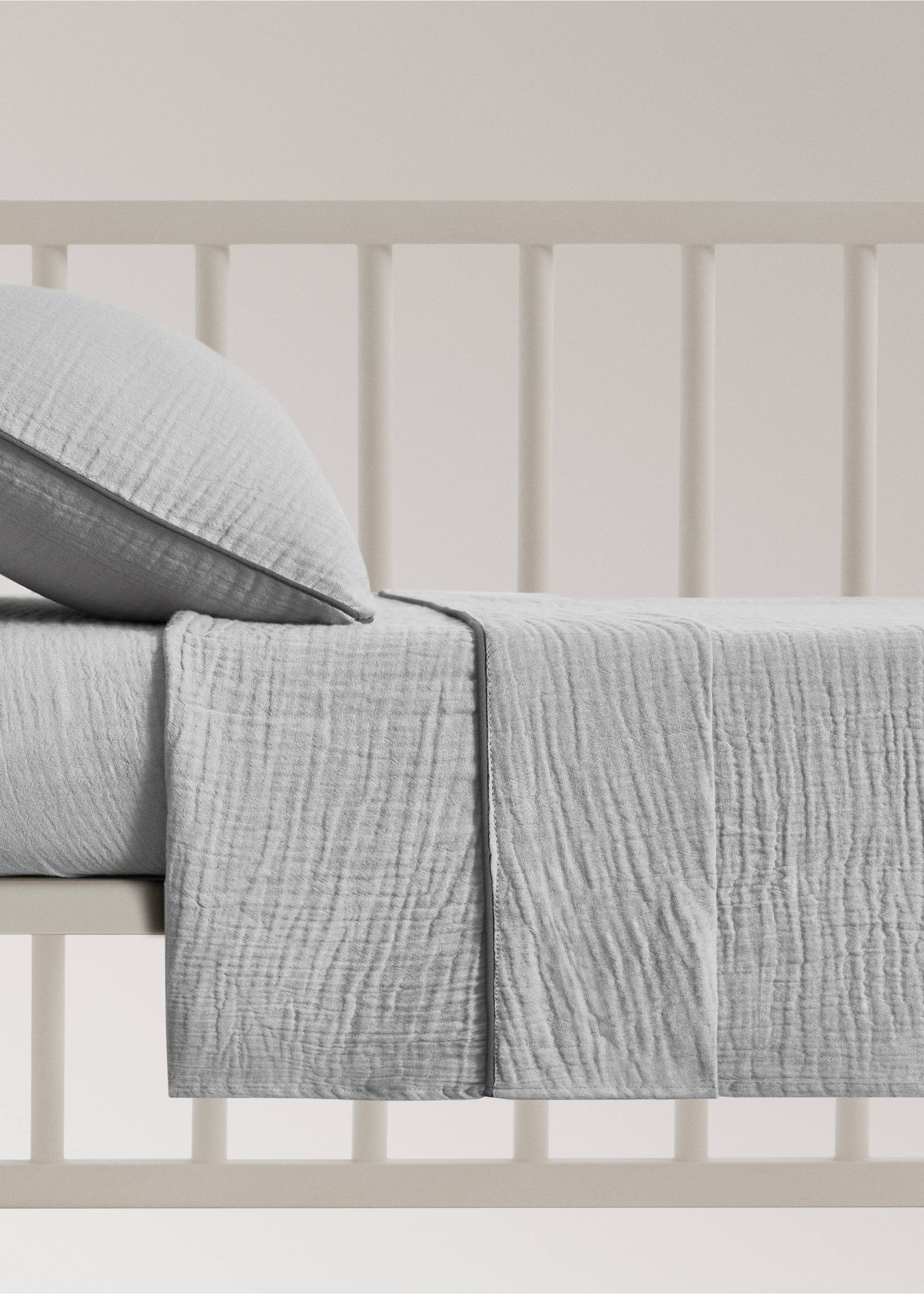 Cotton chiffon top sheet with contrast piping for cot - Article without model, Light/Pastel Grey. Ref: 87094082-00.
