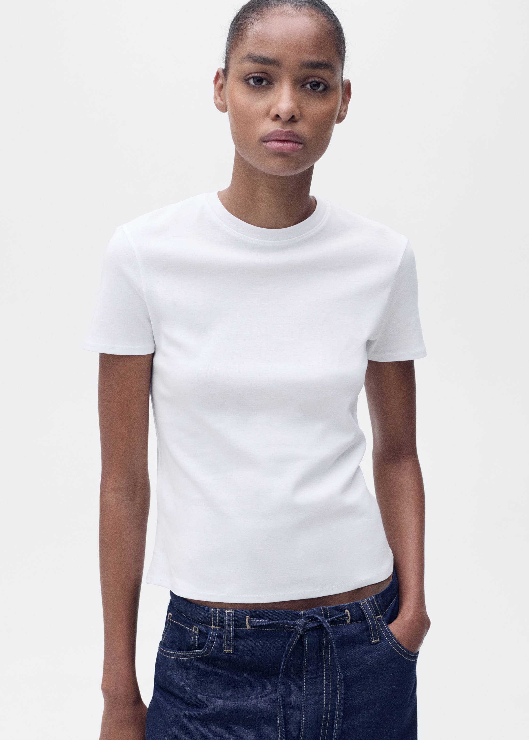 Приталенная футболка из хлопка - Средний план