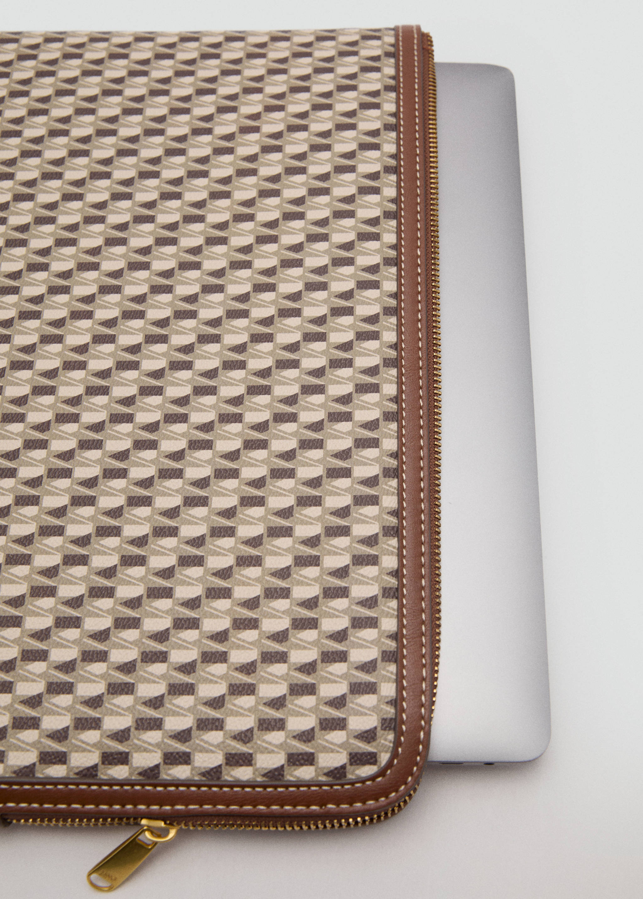 Logo laptop case - Details of the article 2