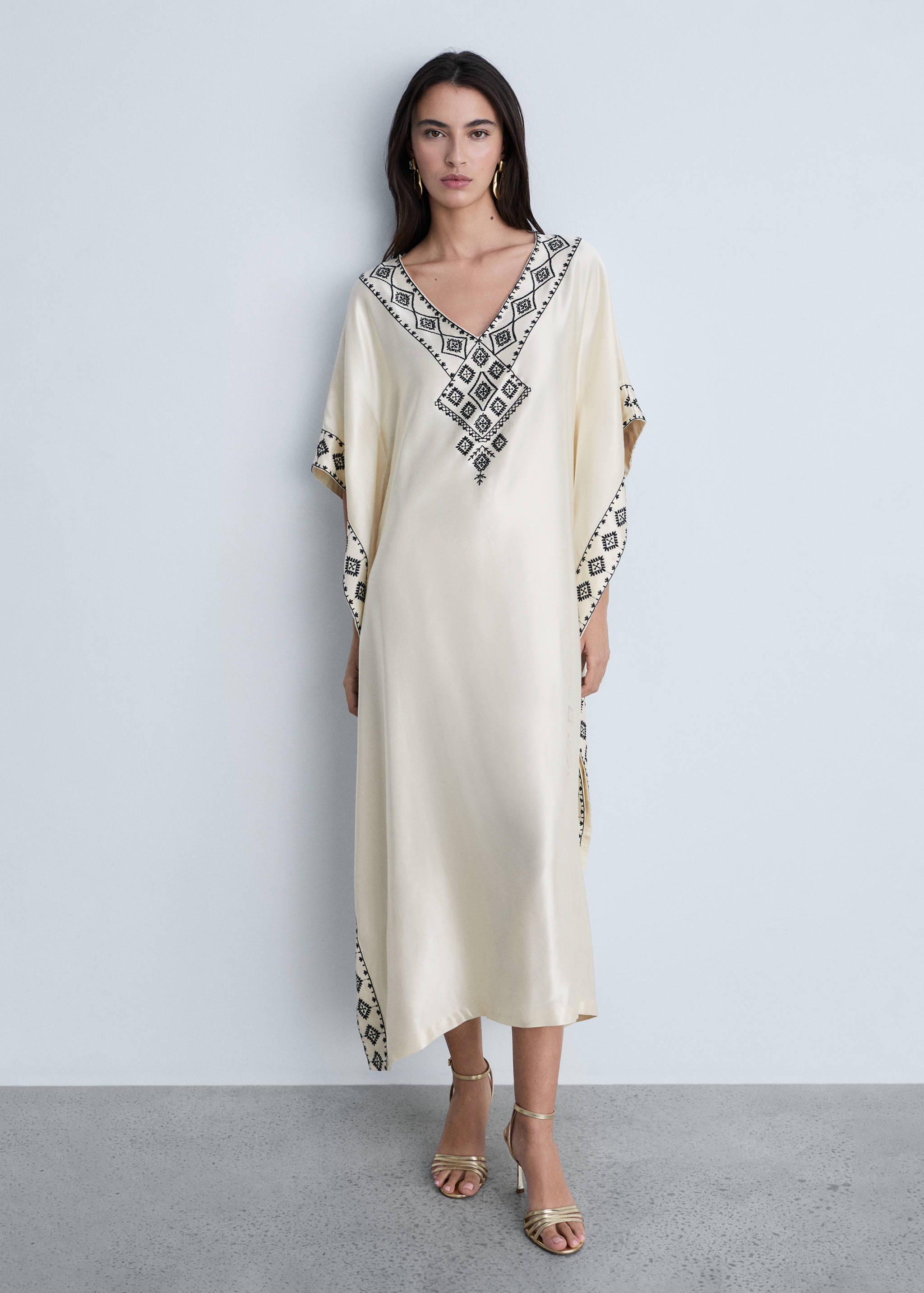 Embroidered satin caftan - General plane