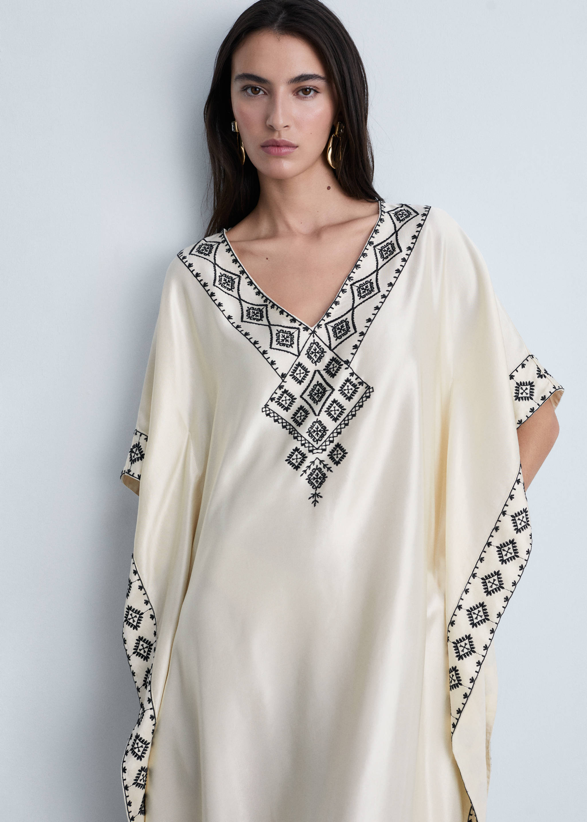 Embroidered satin caftan - Medium plane