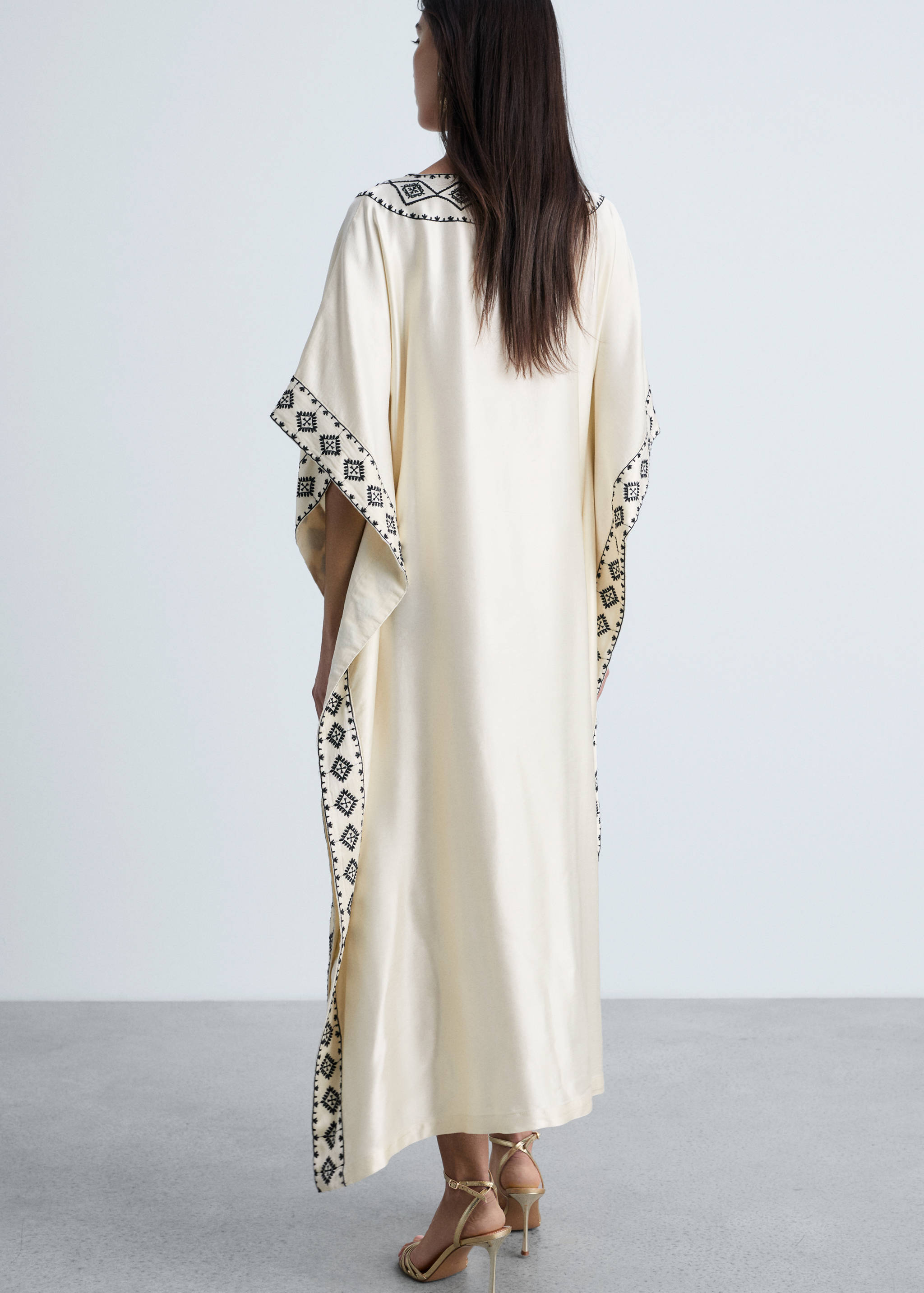 Embroidered satin caftan - Reverse of the article