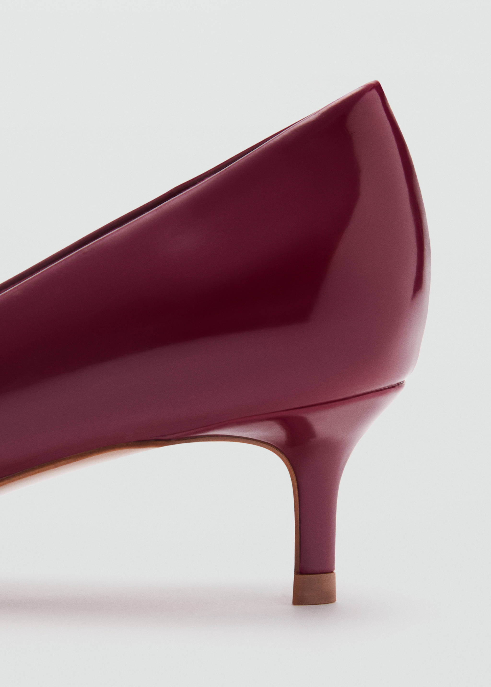 Kitten-heel pointed-toe shoes with patent leather effect - Details of the article 2