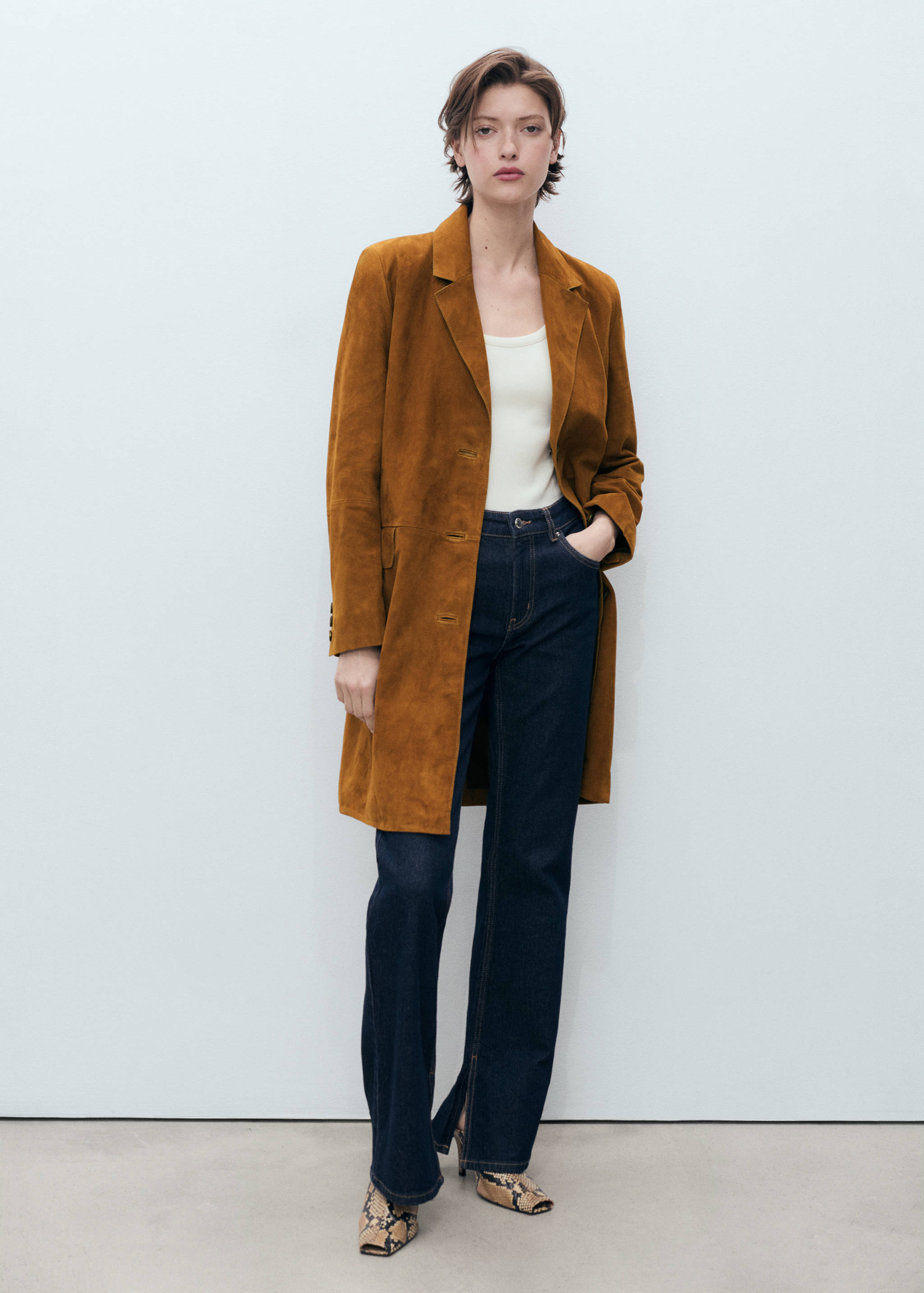Lapelled suede coat - General plane