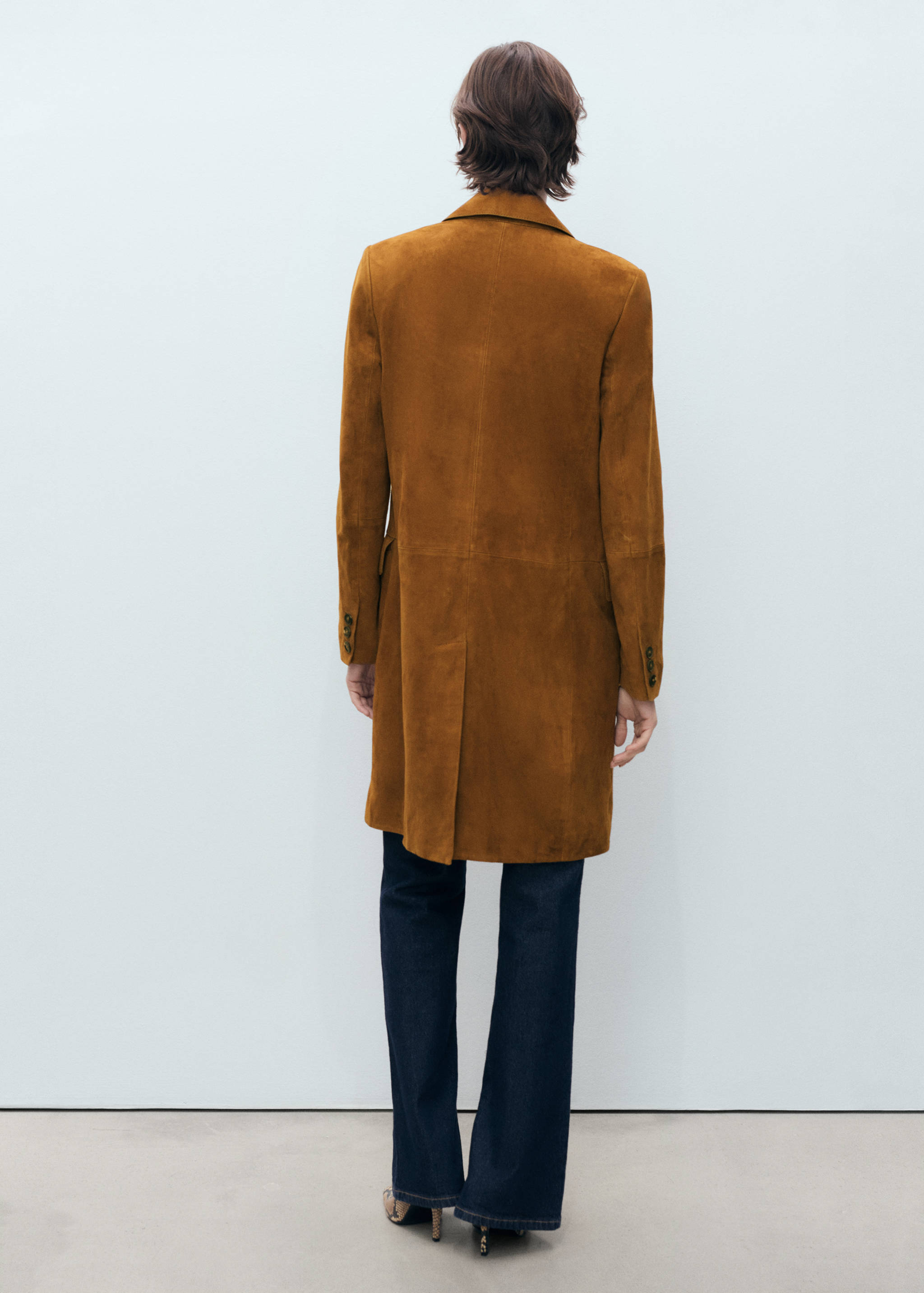 Lapelled suede coat - Reverse of the article