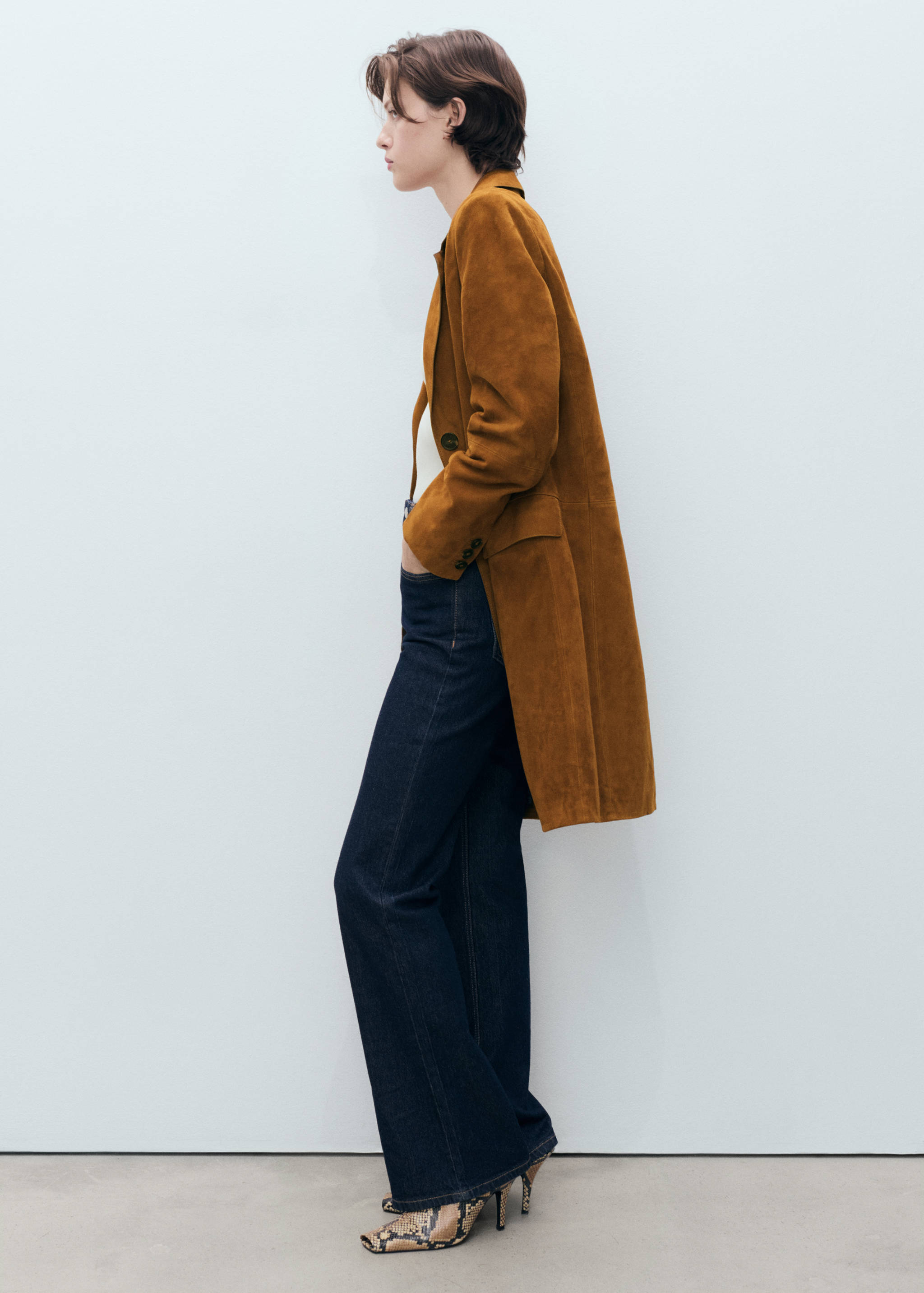 Lapelled suede coat - Details of the article 6
