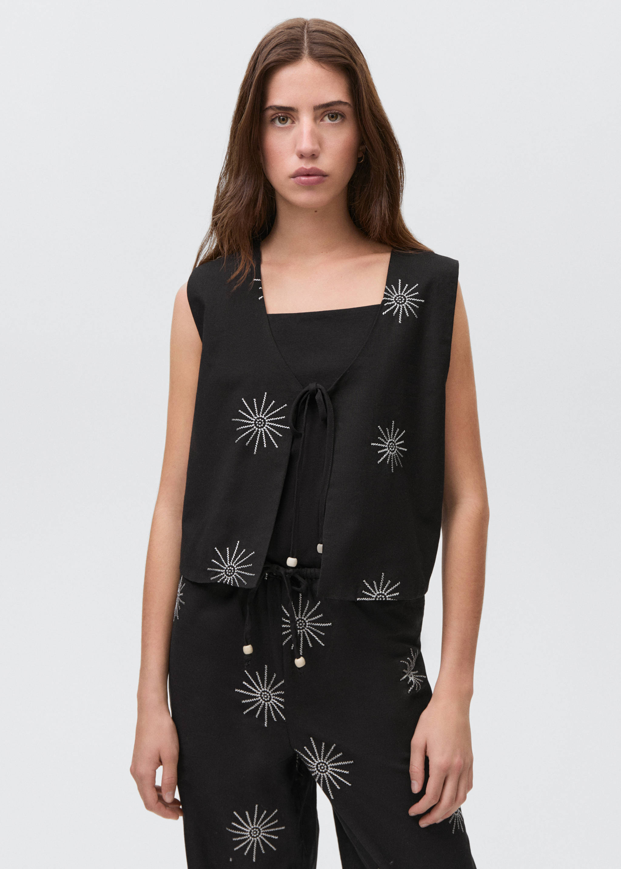 Calças compridas com pormenores bordados - Plano médio