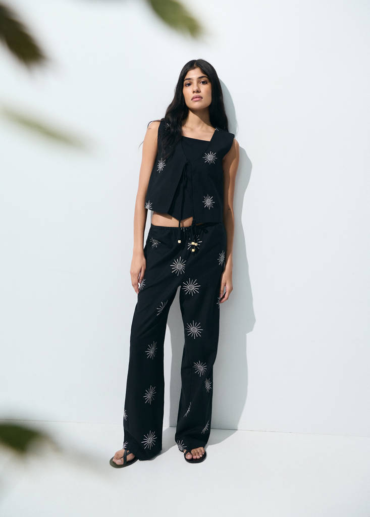 Long trousers with embroidered details — Black