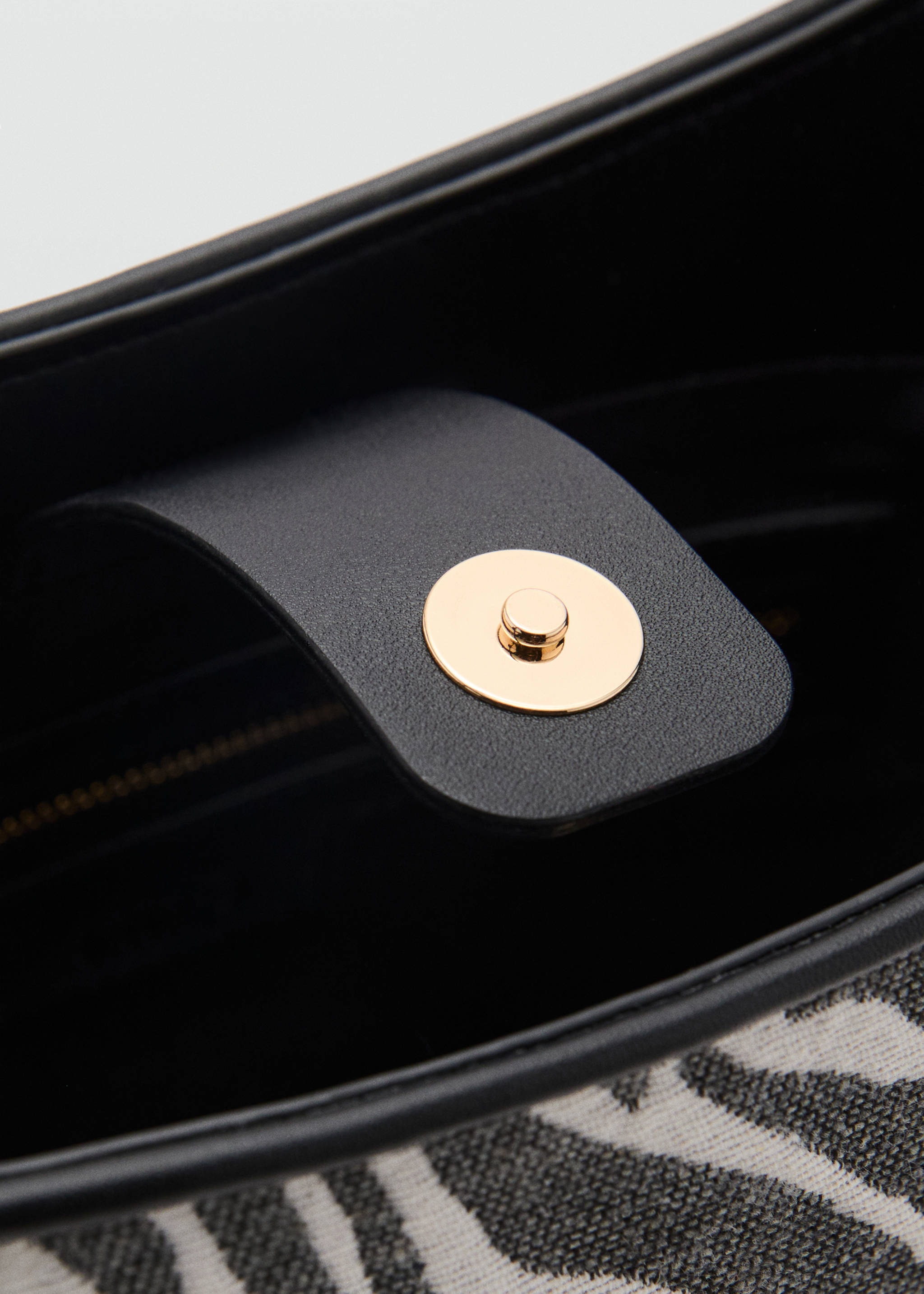 Large zebra-print bucket bag - Details of the article 2