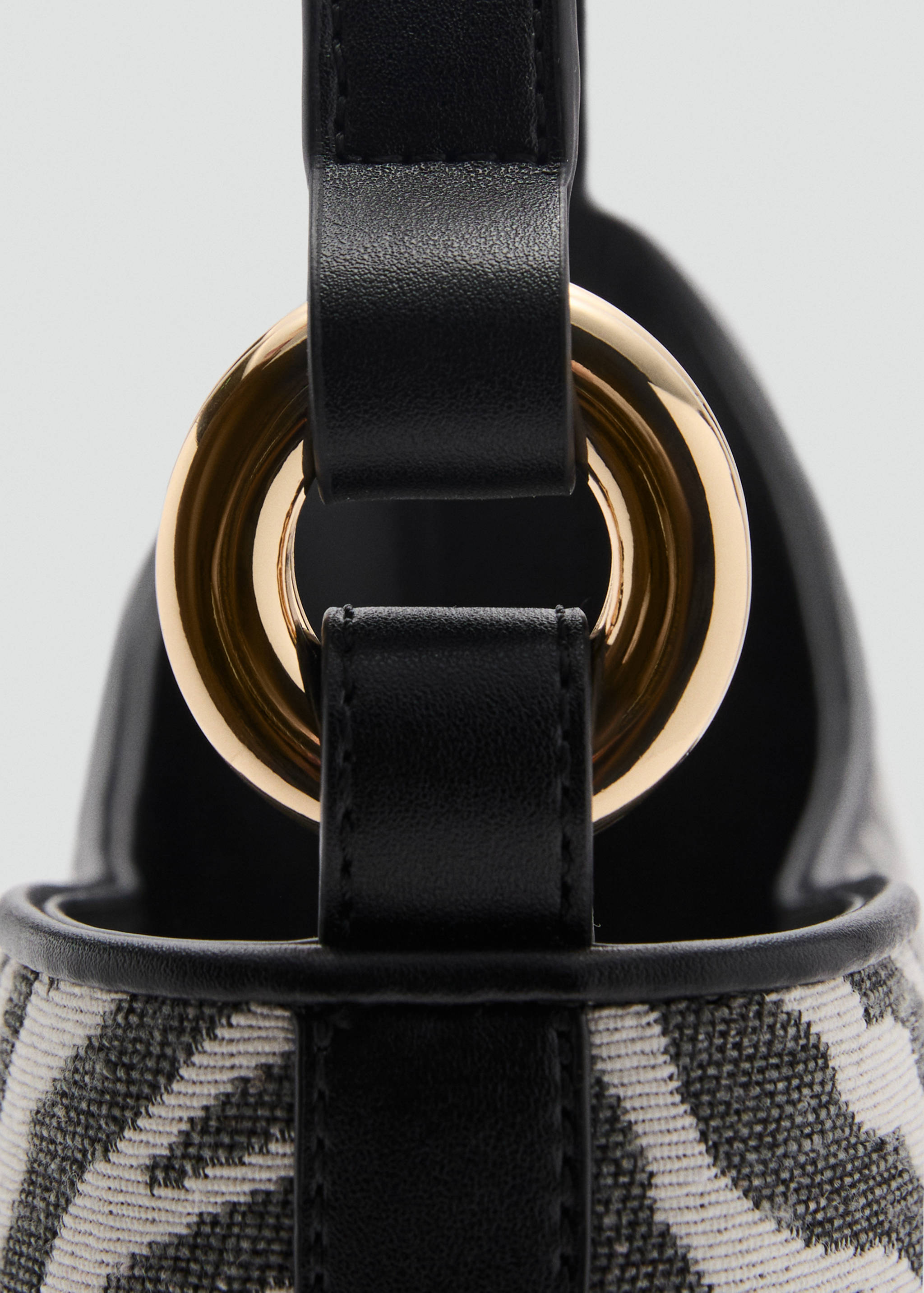 Large zebra-print bucket bag - Details of the article 3